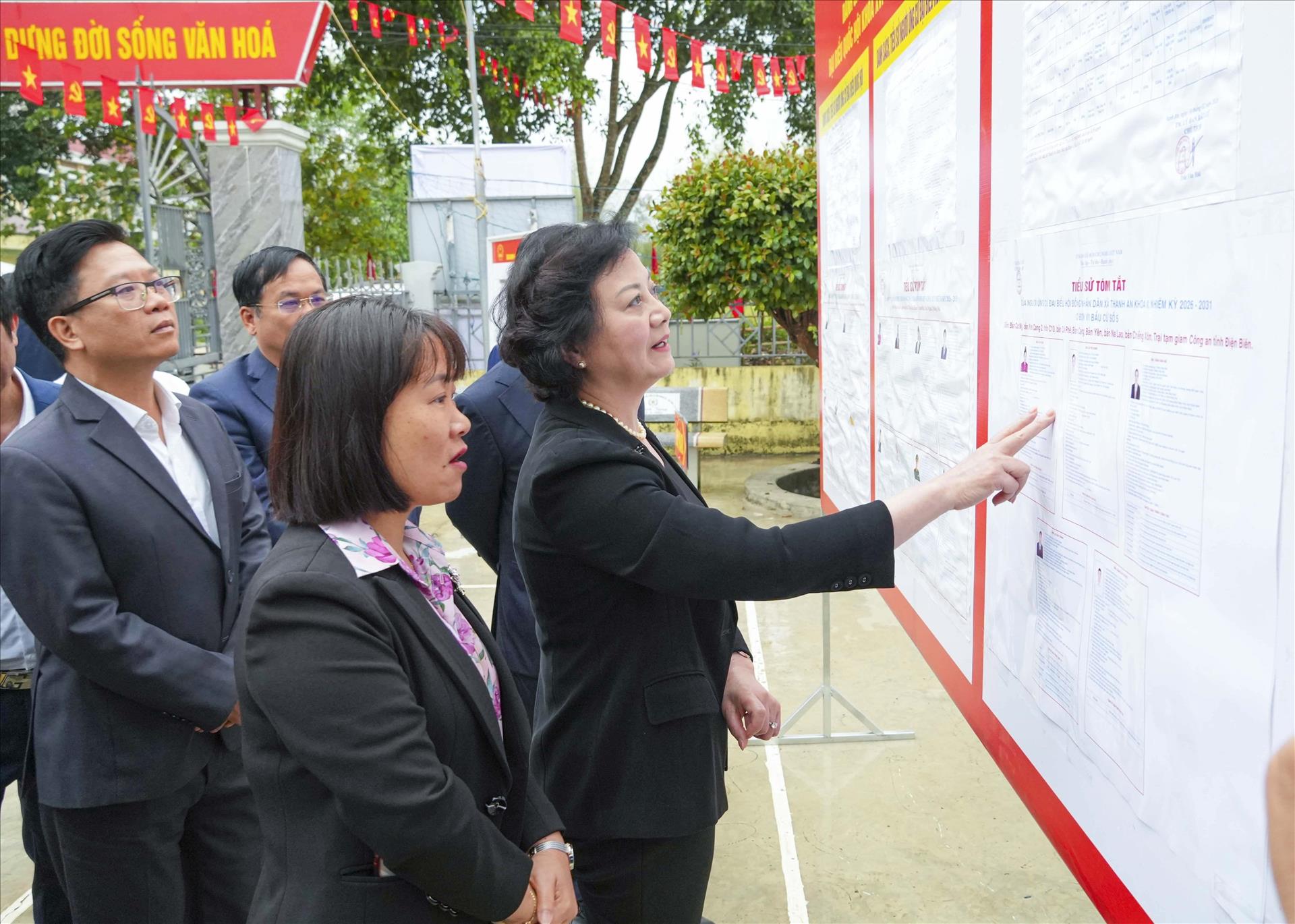 Phó Thủ tướng Phạm Thị Thanh Trà kiểm tra công tác bầu cử và vận hành chính quyền 2 cấp ở Điện Biên