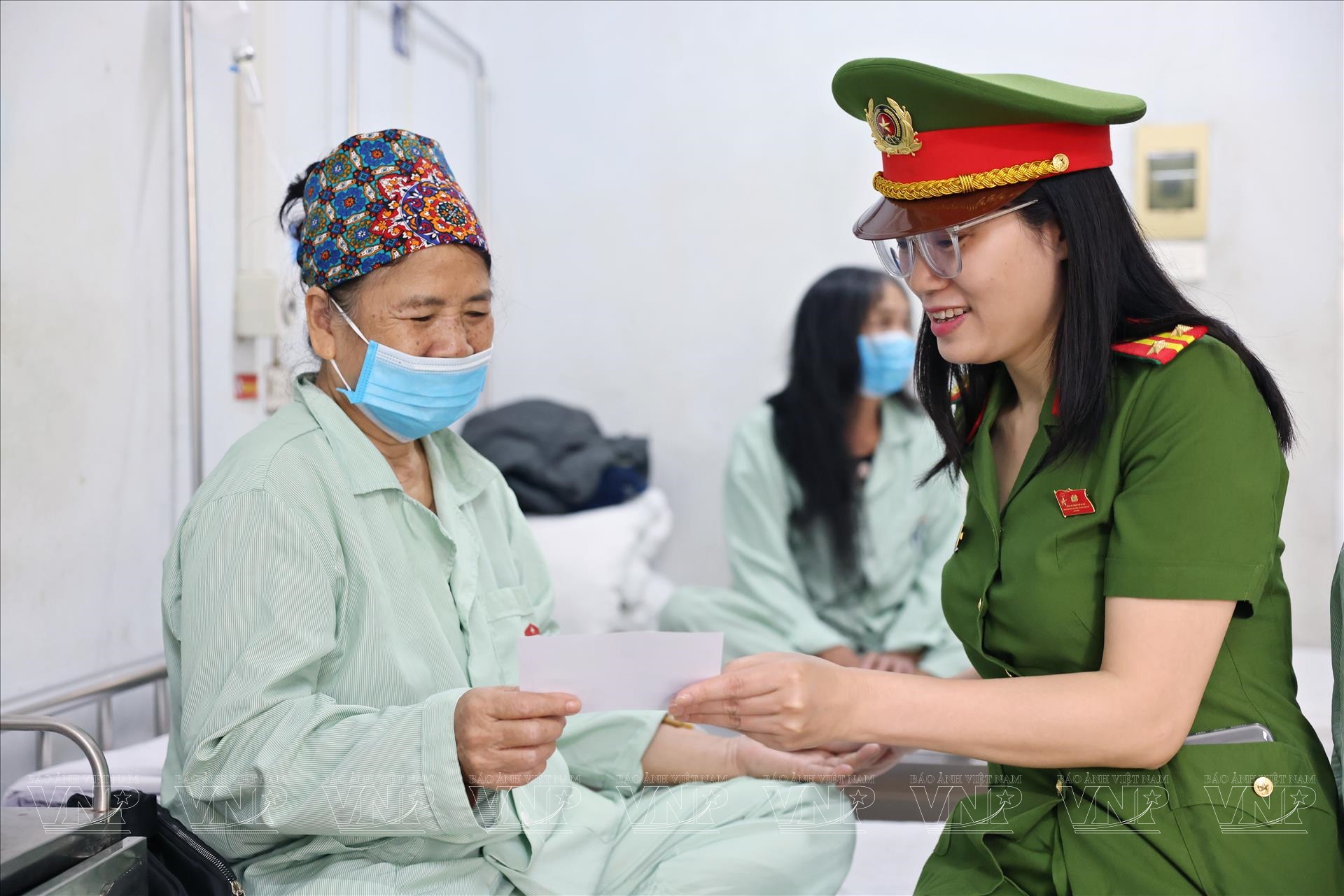 Nhiều bệnh nhân ở Hà Nội vui mừng khi được trao thẻ cử tri ngay tại giường bệnh