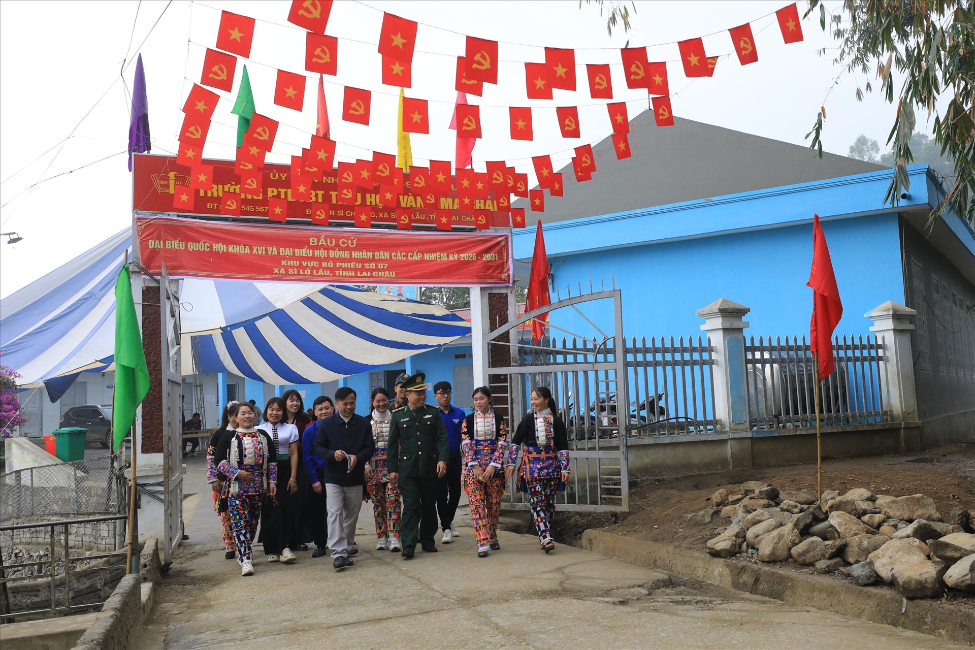 Sì Lở Lầu rộn ràng vào ngày hội lớn của non sông