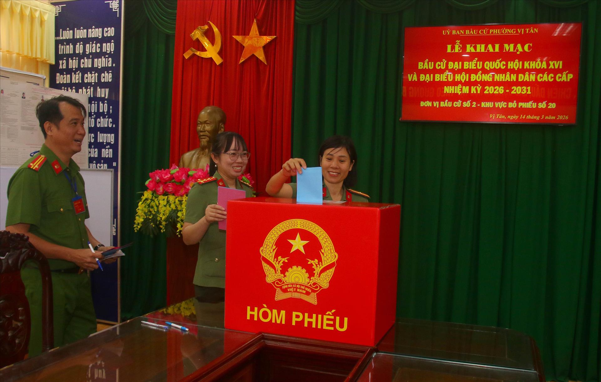 Cử tri lực lượng vũ trang Cần Thơ hân hoan đi bầu cử sớm