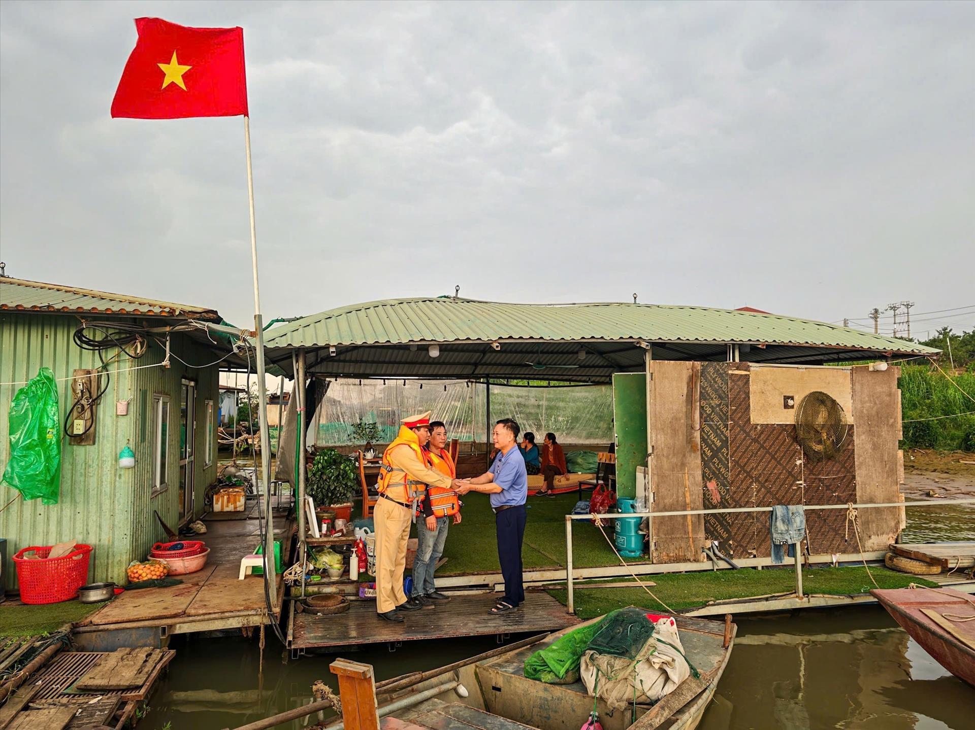 Đưa bầu cử đến với người dân xóm chài trên sông và làng biệt lập