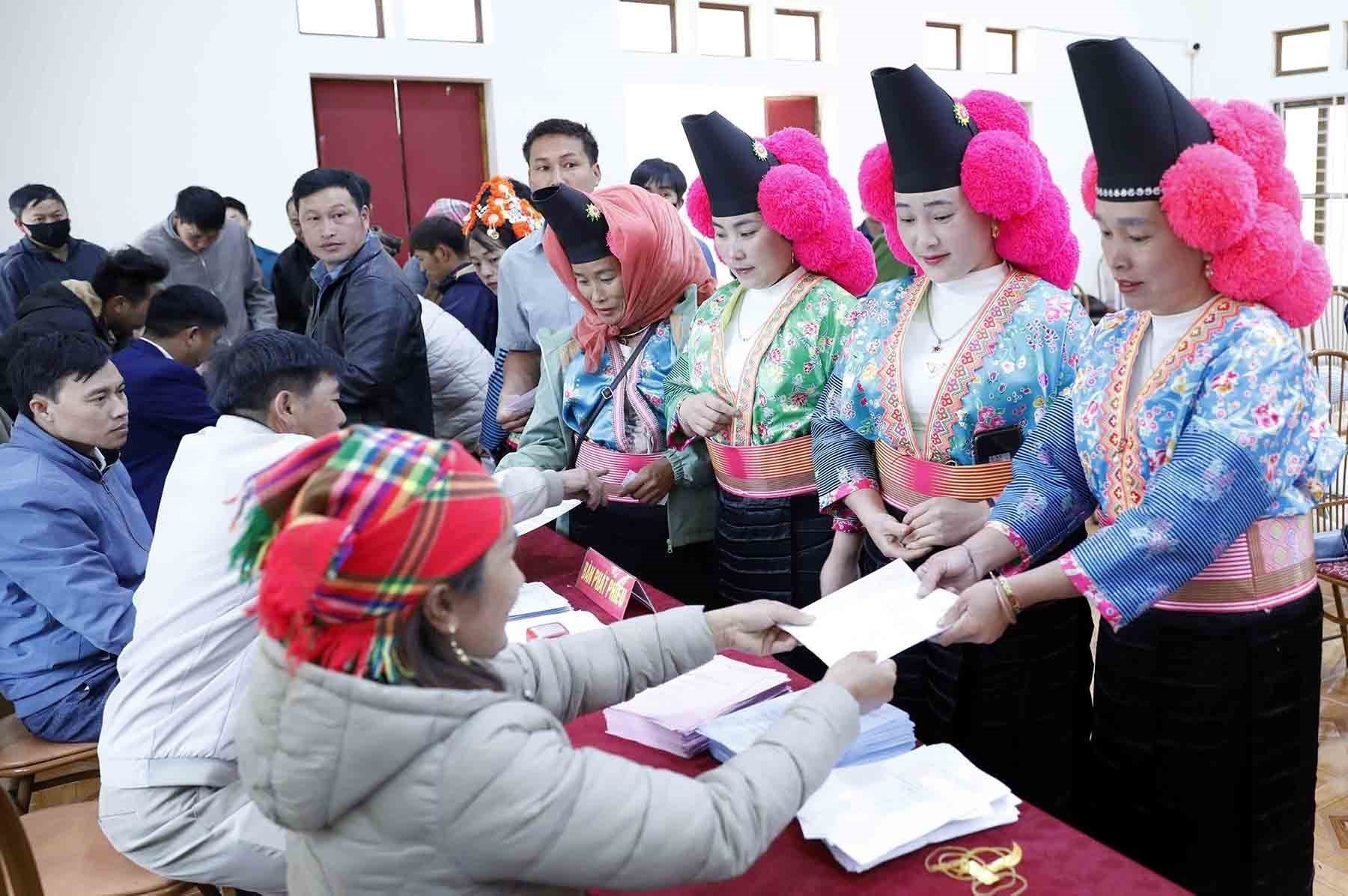 Đồng bào các dân tộc gửi gắm niềm tin qua lá phiếu