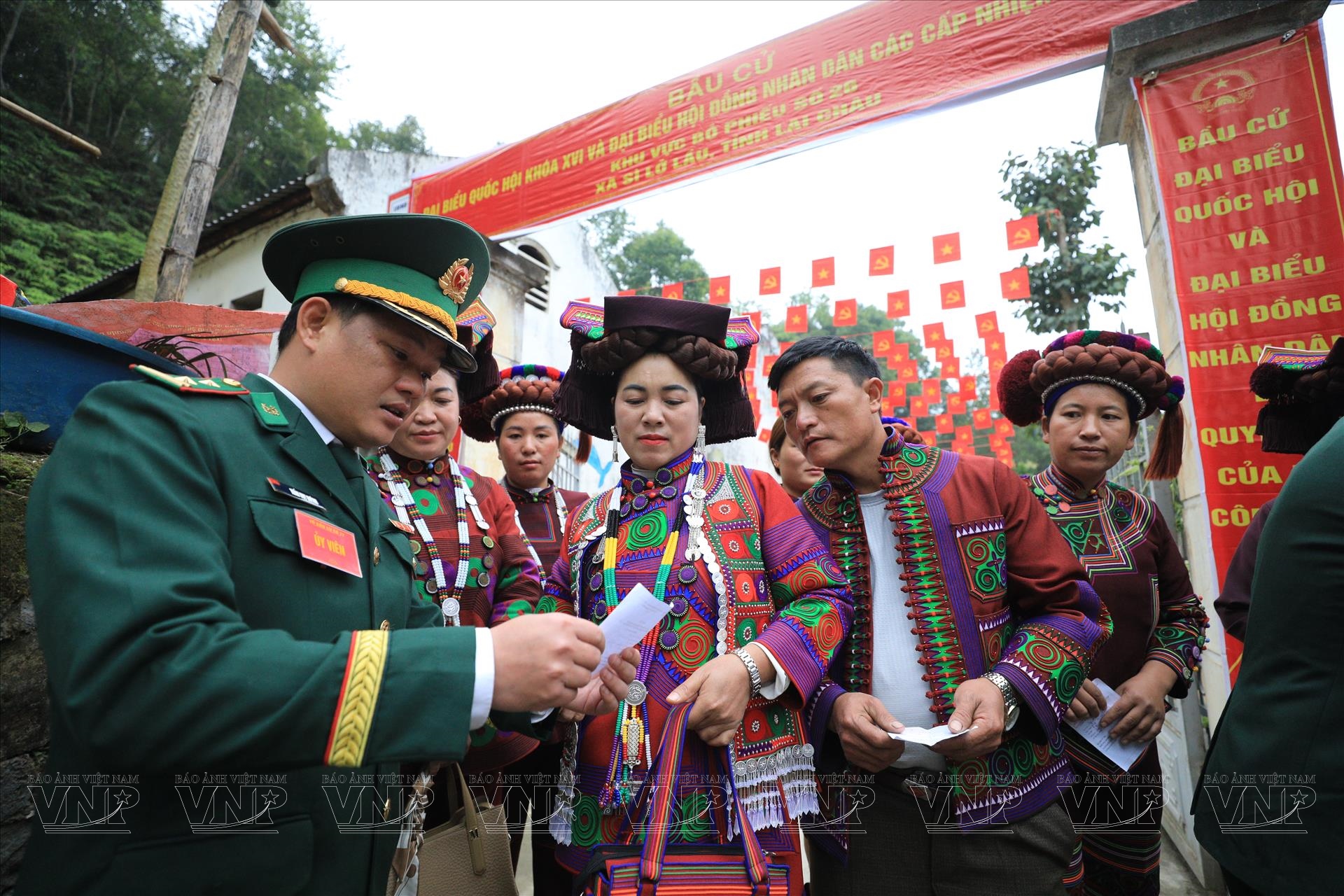 Ballots on the Peak of Si Lo Lau