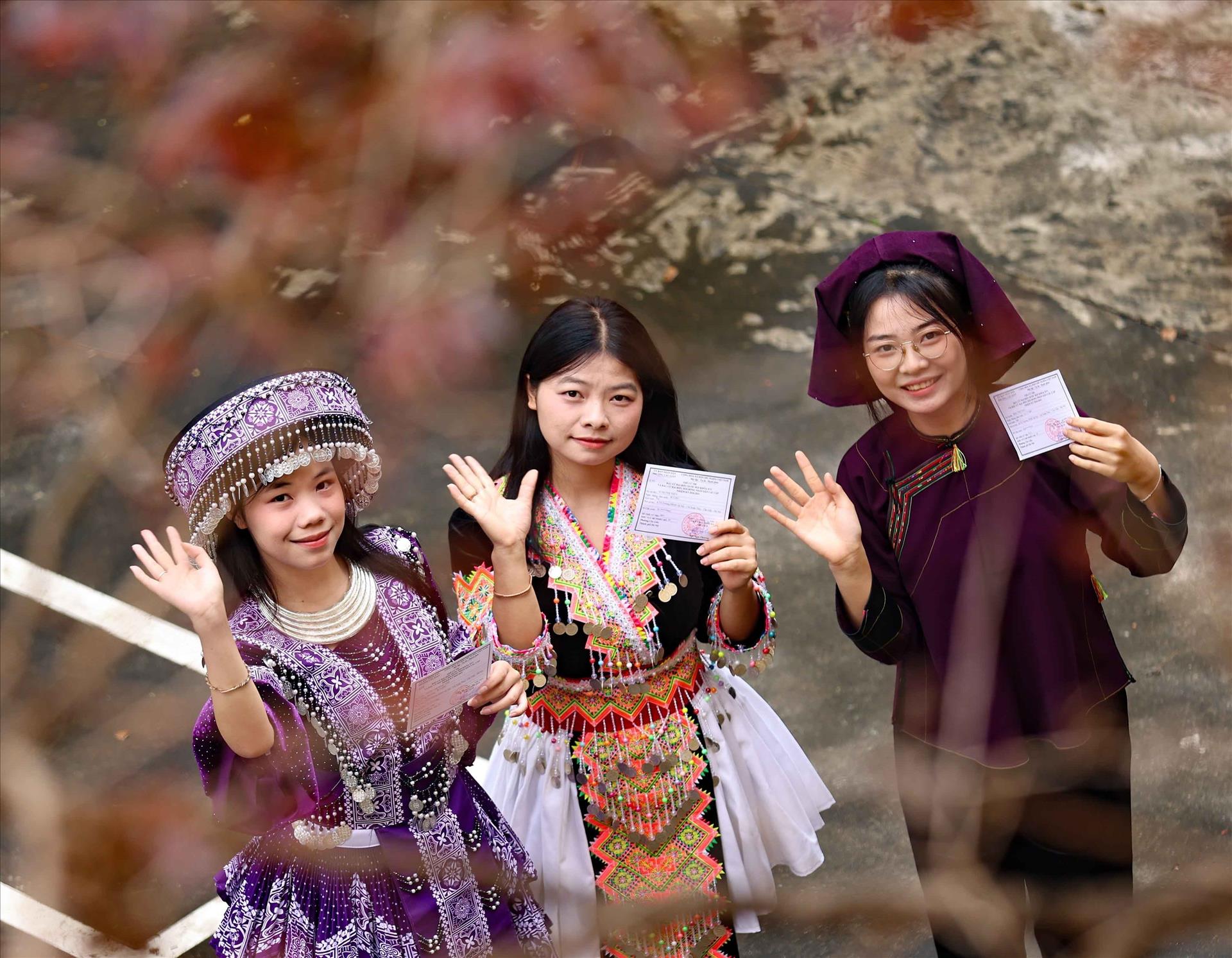 Những bông hoa núi rừng gửi trọn niềm tin vào lá phiếu giữa lòng Thủ đô