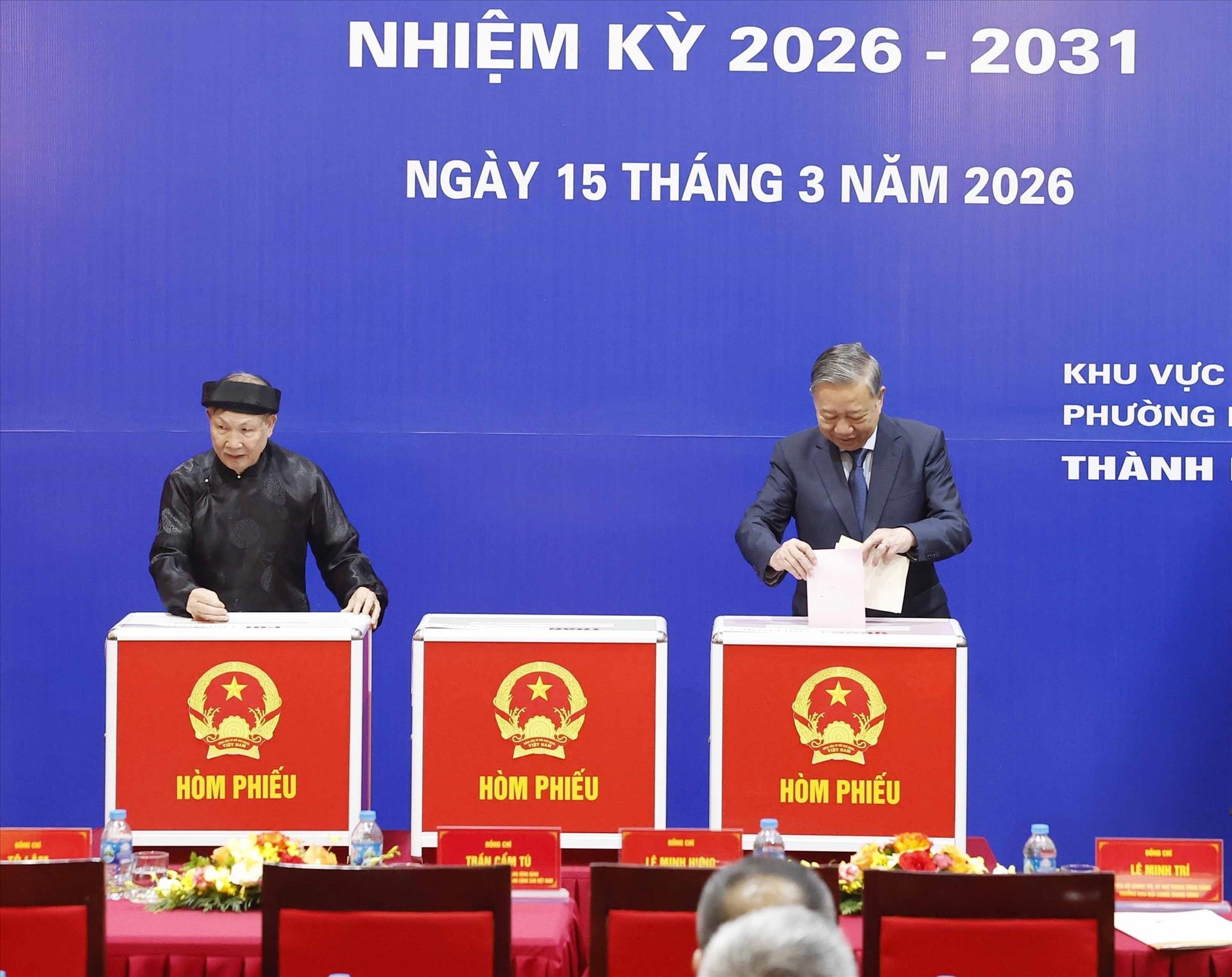 越共中央总书记苏林在巴亭坊第二号投票站参加投票