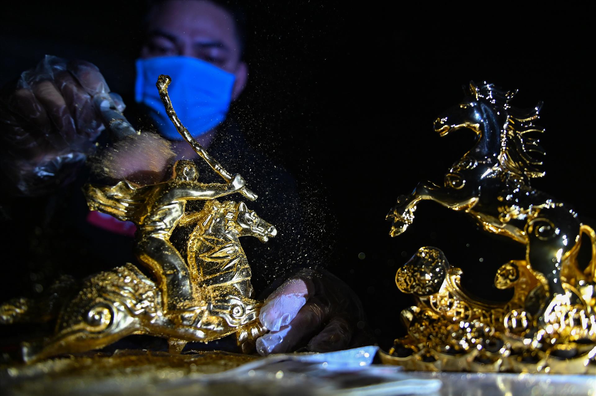 Tinh xảo ngựa linh vật dát vàng