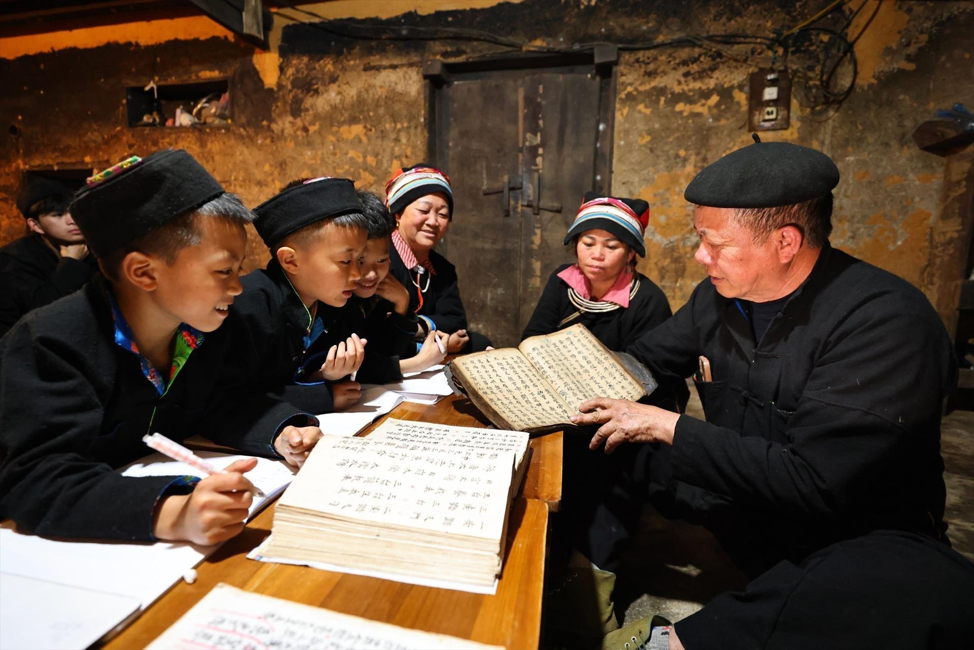 Người đảng viên nặng lòng với bảo tồn chữ viết và văn hóa dân tộc Dao