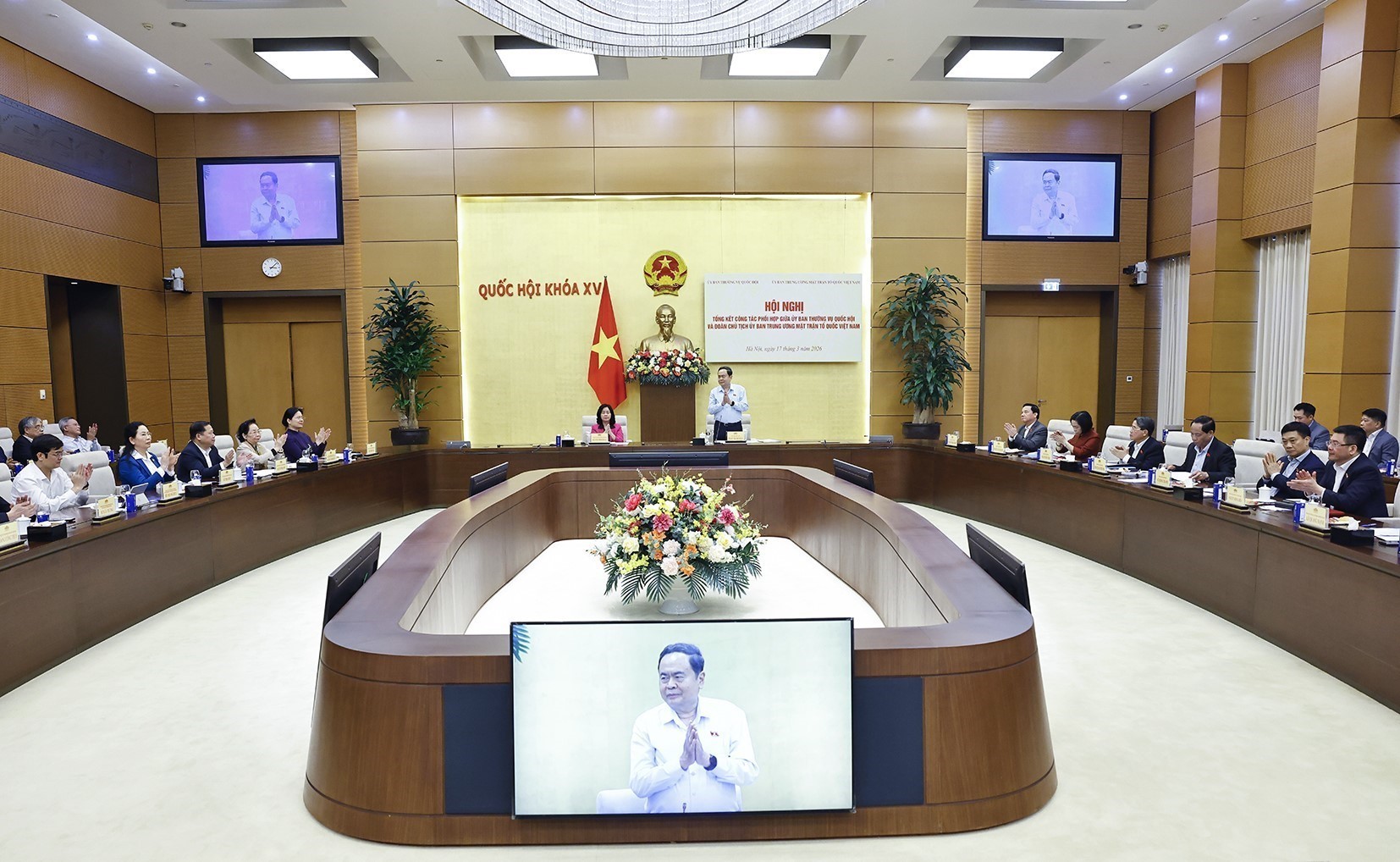 쩐 타인 먼 국회의장, 재외공관, 단순 메신저 넘어 개척자 돼야…위상 제고 박차