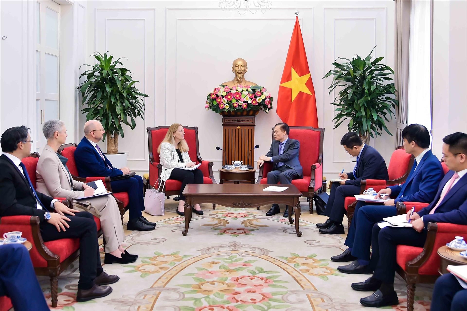 Bộ trưởng Ngoại giao Lê Hoài Trung tiếp Quốc Vụ khanh Bộ Kinh tế, Giáo dục và Nghiên cứu Thụy Sỹ