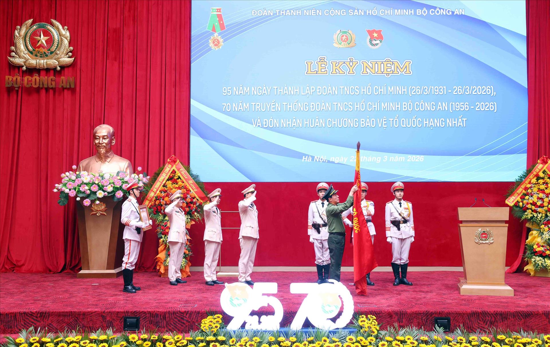 Đoàn Thanh niên Cộng sản Hồ Chí Minh Bộ Công an đón nhận Huân chương Bảo vệ Tổ quốc hạng Nhất