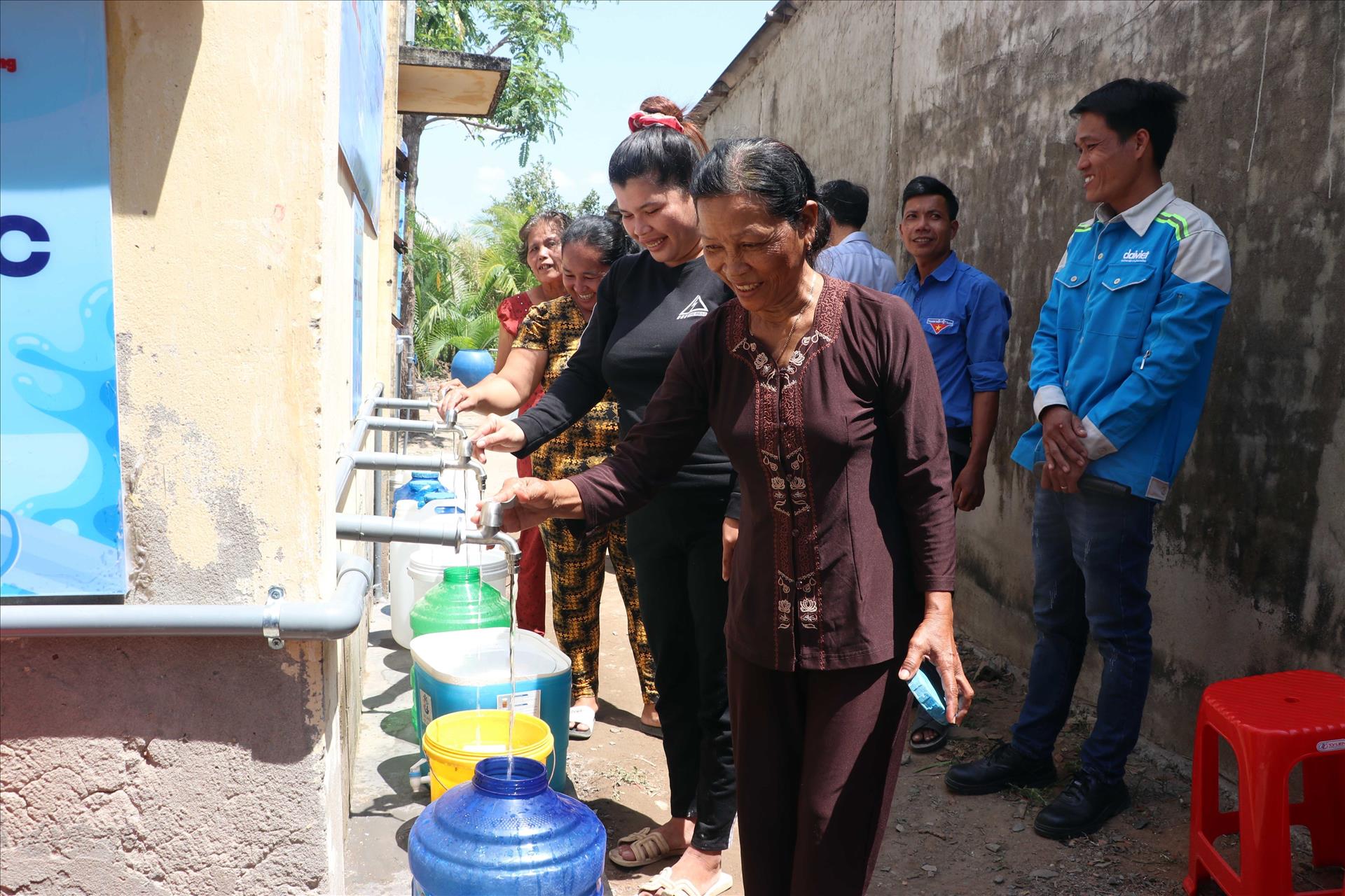 Trao tặng hệ thống lọc nước năng lượng mặt trời cho người dân vùng hạn mặn