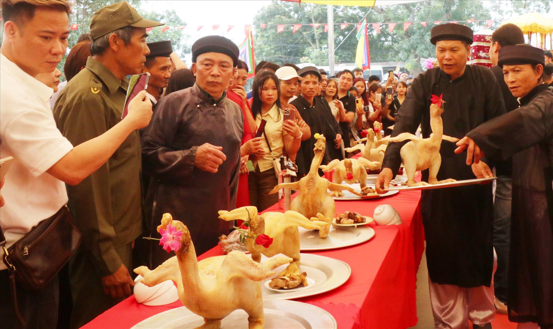 Độc đáo Lễ xôi - gà nhập đình cho người bước vào tuổi 50 ở Bắc Ninh