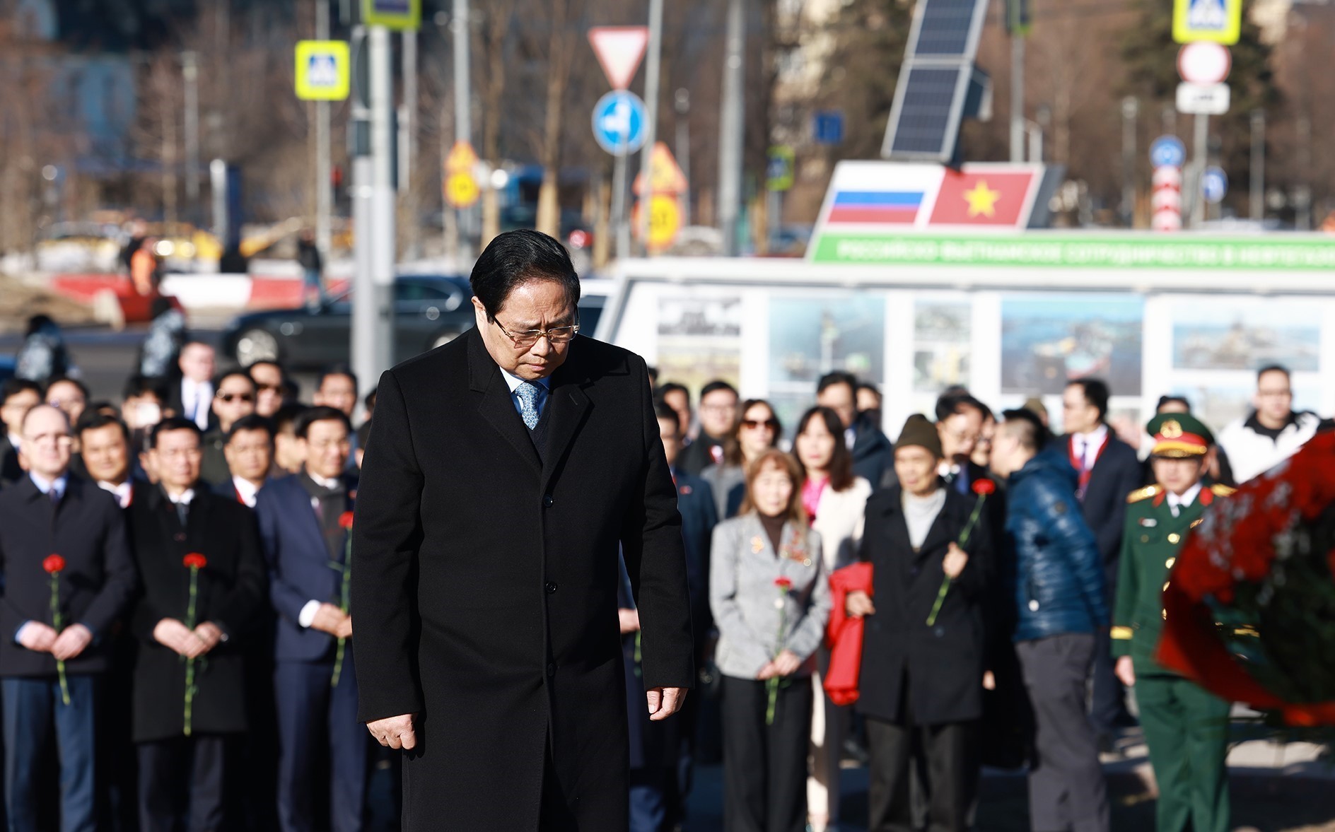 PM Pham Minh Chinh pays floral tribute to President Ho Chi Minh in Russia