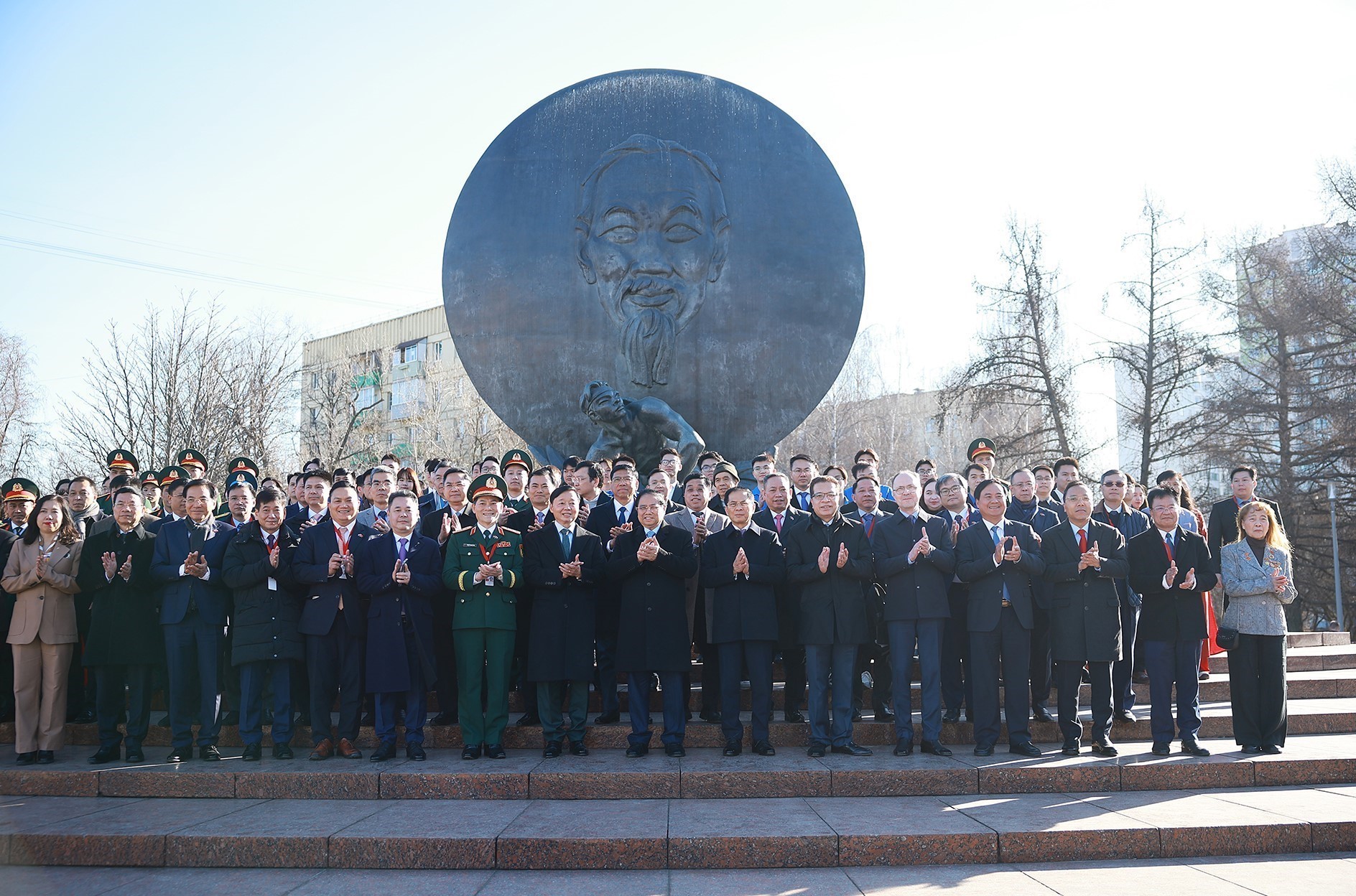 Thủ tướng Phạm Minh Chính đặt hoa tại Tượng đài Chủ tịch Hồ Chí Minh ở Moskva (Nga)