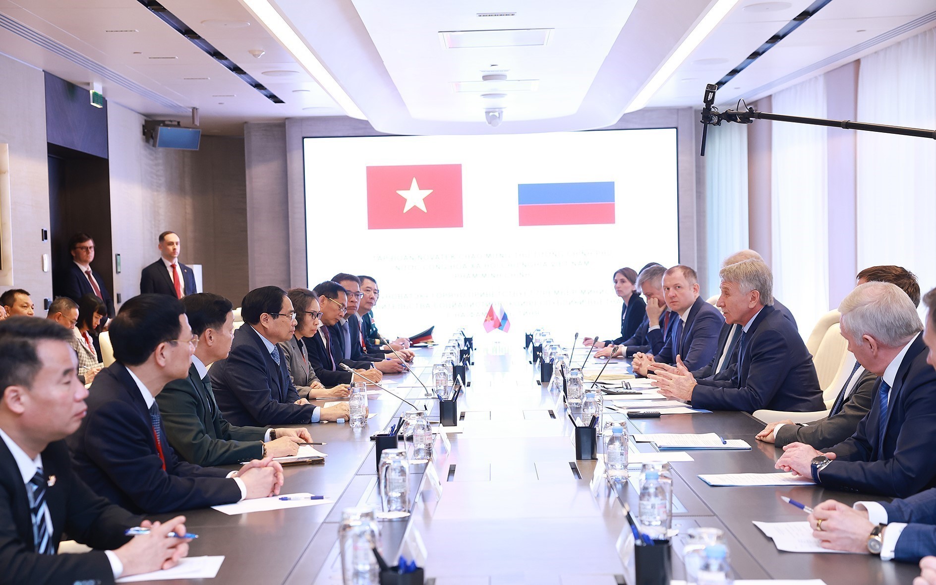 モスクワのホー・チ・ミン主席像に献花するファム・ミン・チン首相