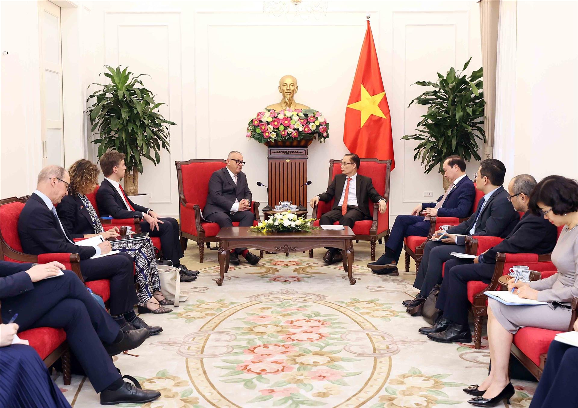 Bộ trưởng Ngoại giao Lê Hoài Trung hội đàm với Cao ủy Liên minh châu Âu (EU) về Đối tác quốc tế Jozef Sikela