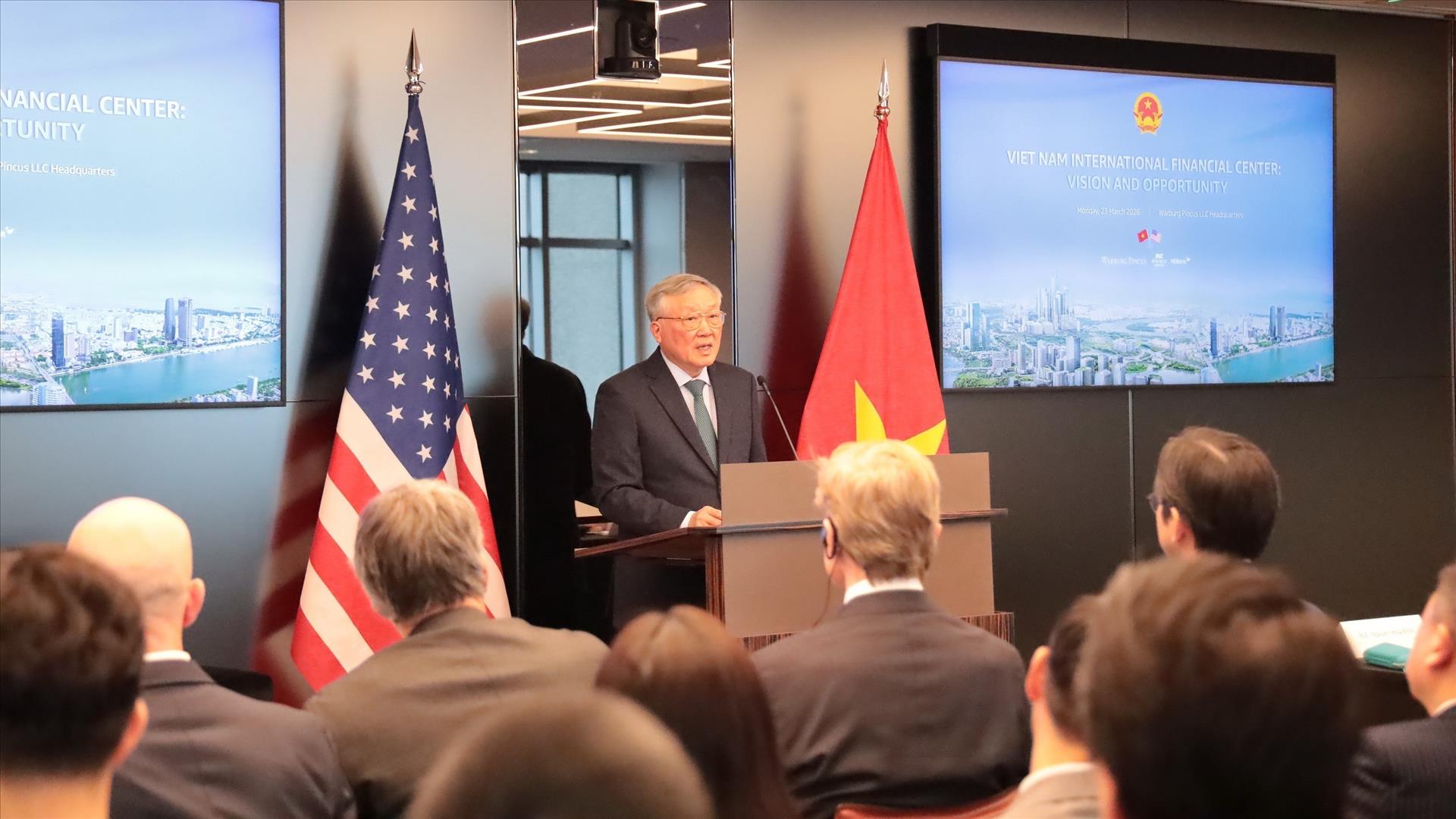 越南政府常务副总理阮和平走访纽约主要证券交易所并出席投资促进座谈会