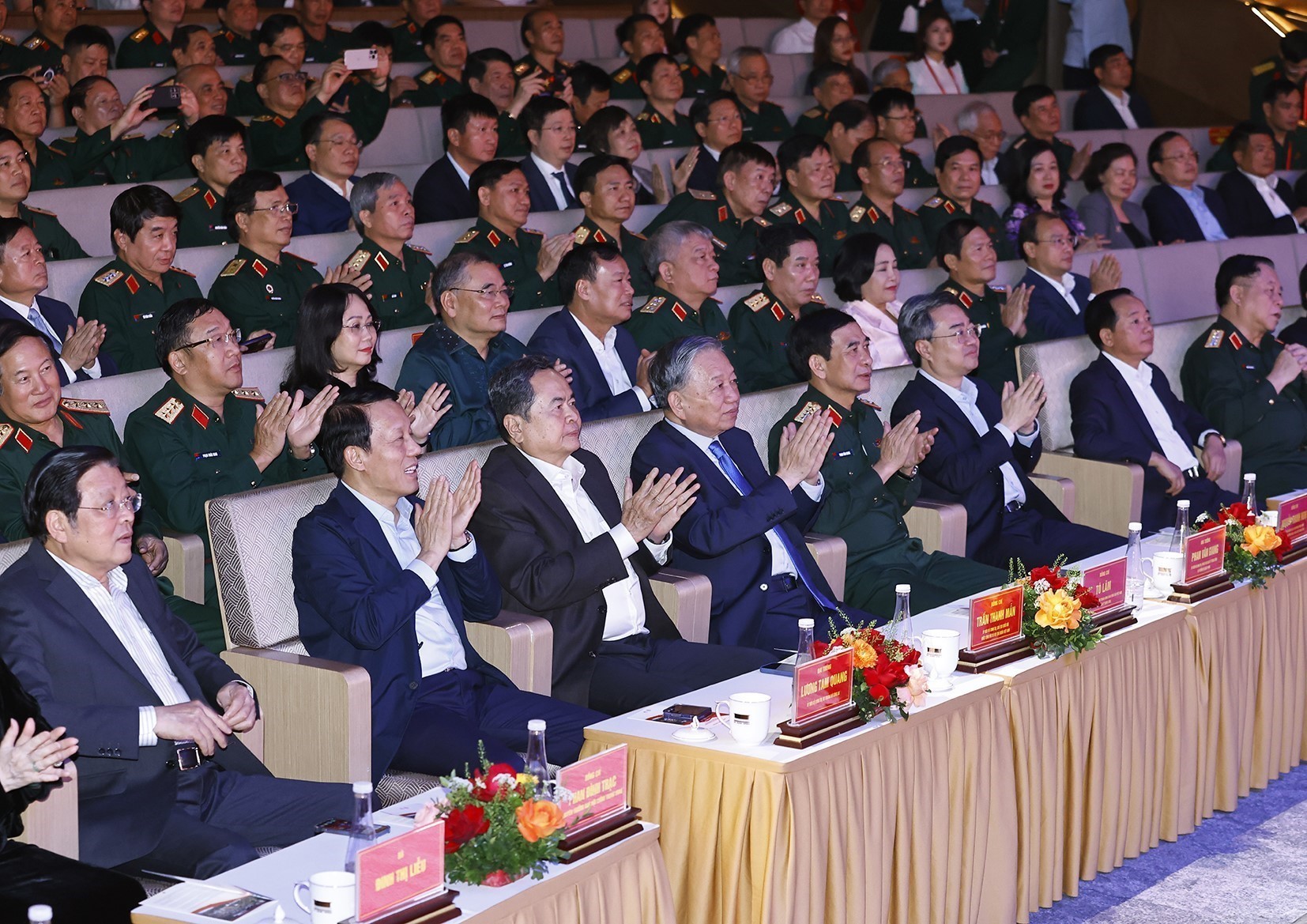 トー・ラム書記長、「太陽のもとに響く音」公演に出席