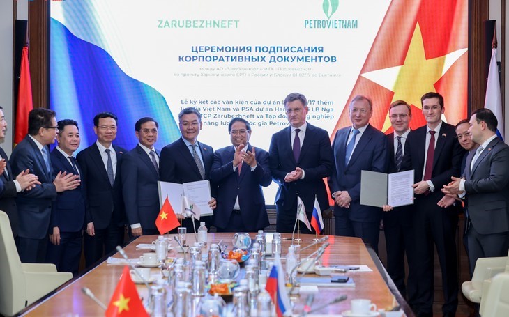 ທ່ານນາຍົກລັດຖະມົນຕີ ຟ້າມມິນຈິງ ເຮັດວຽກກັບບັນດາຄູ່ຮ່ວມມືແຖວໜ້າຂອງ ຫວຽດນາມ ກ່ຽວກັບນ້ຳມັນອາຍແກັດ