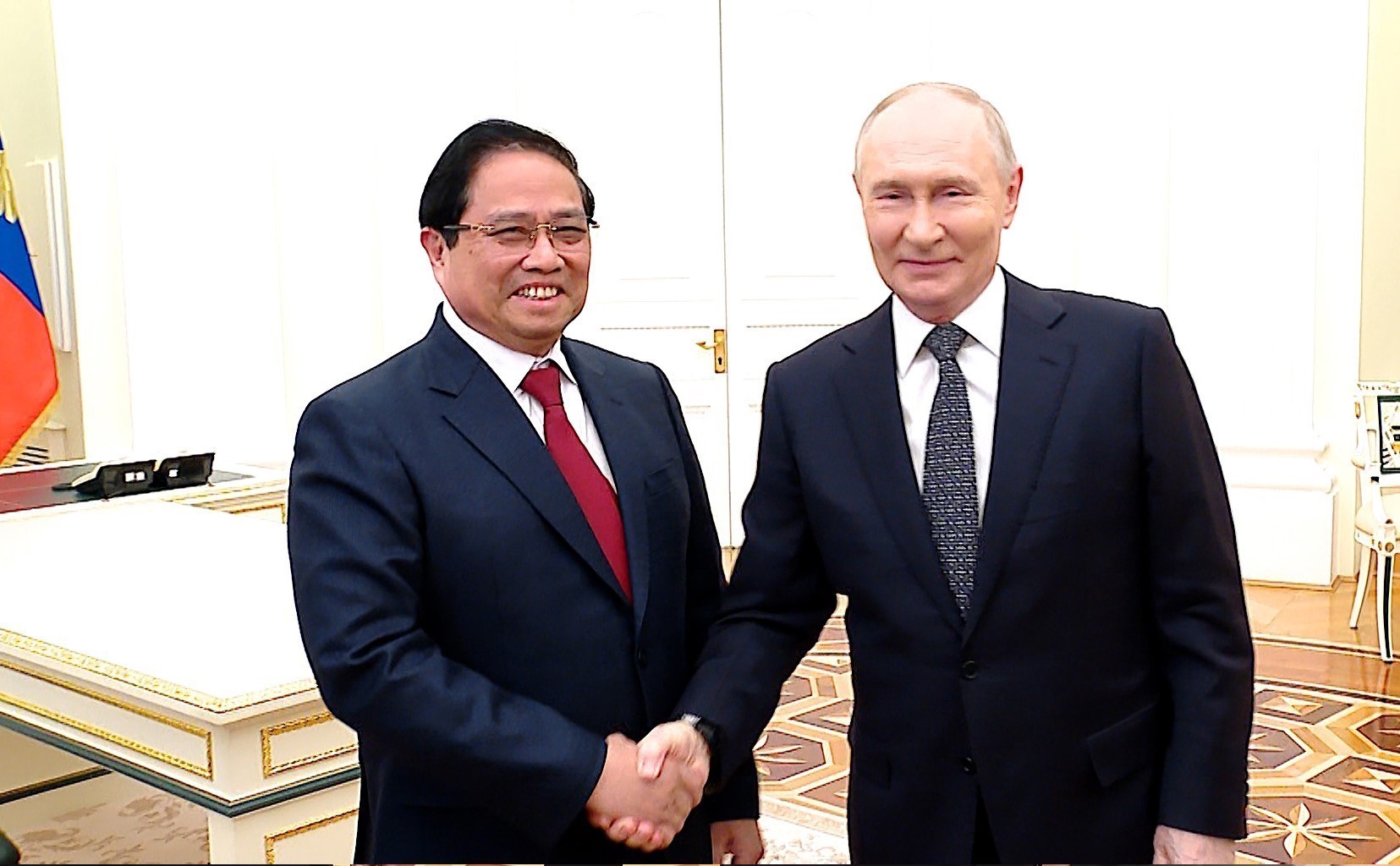Entrevue entre le Premier ministre Pham Minh Chinh et le président russe Vladimir Poutine