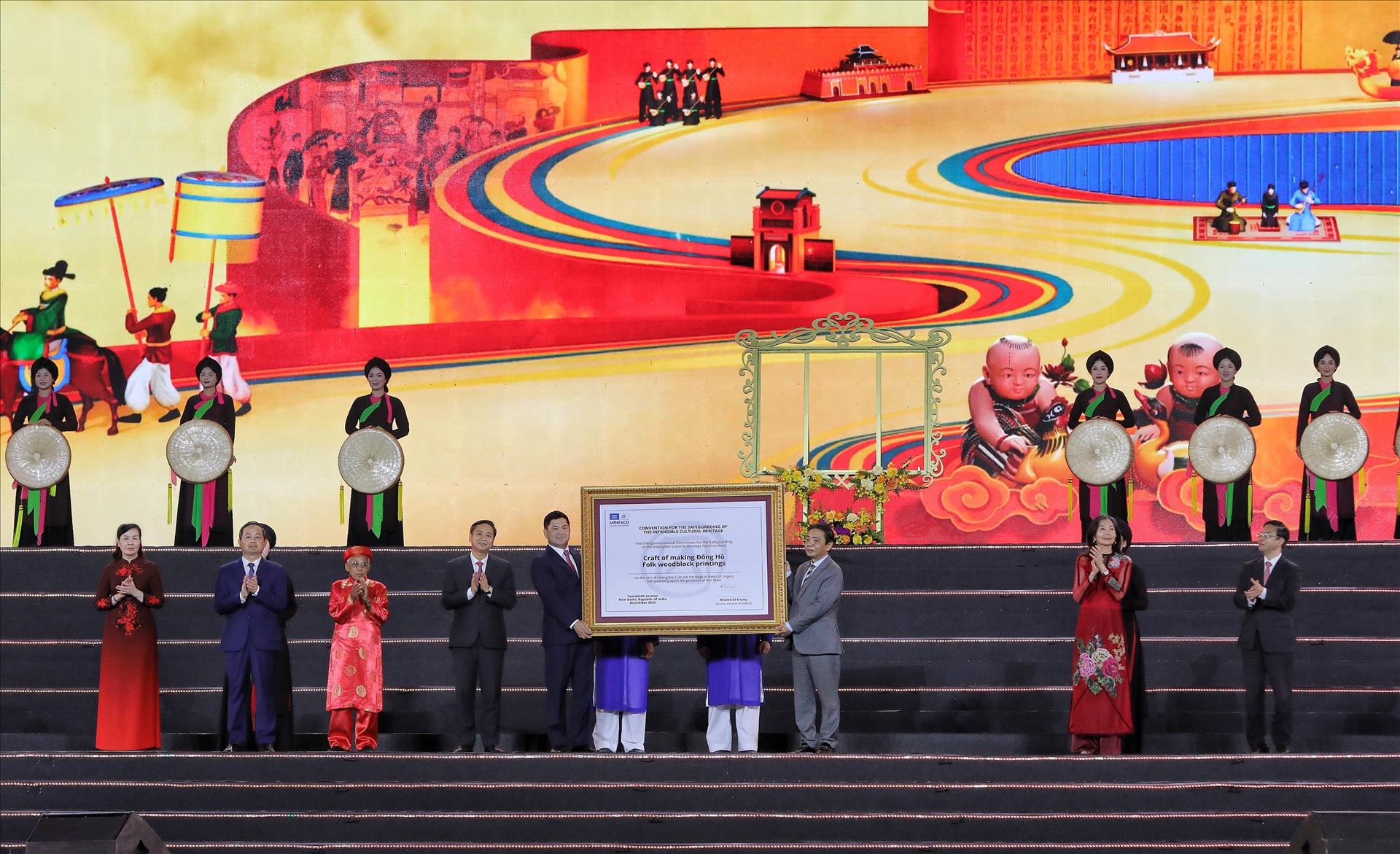 Ceremony held to receive UNESCO recognition of Dong Ho woodblock printings, name Yen Tu complex world heritage