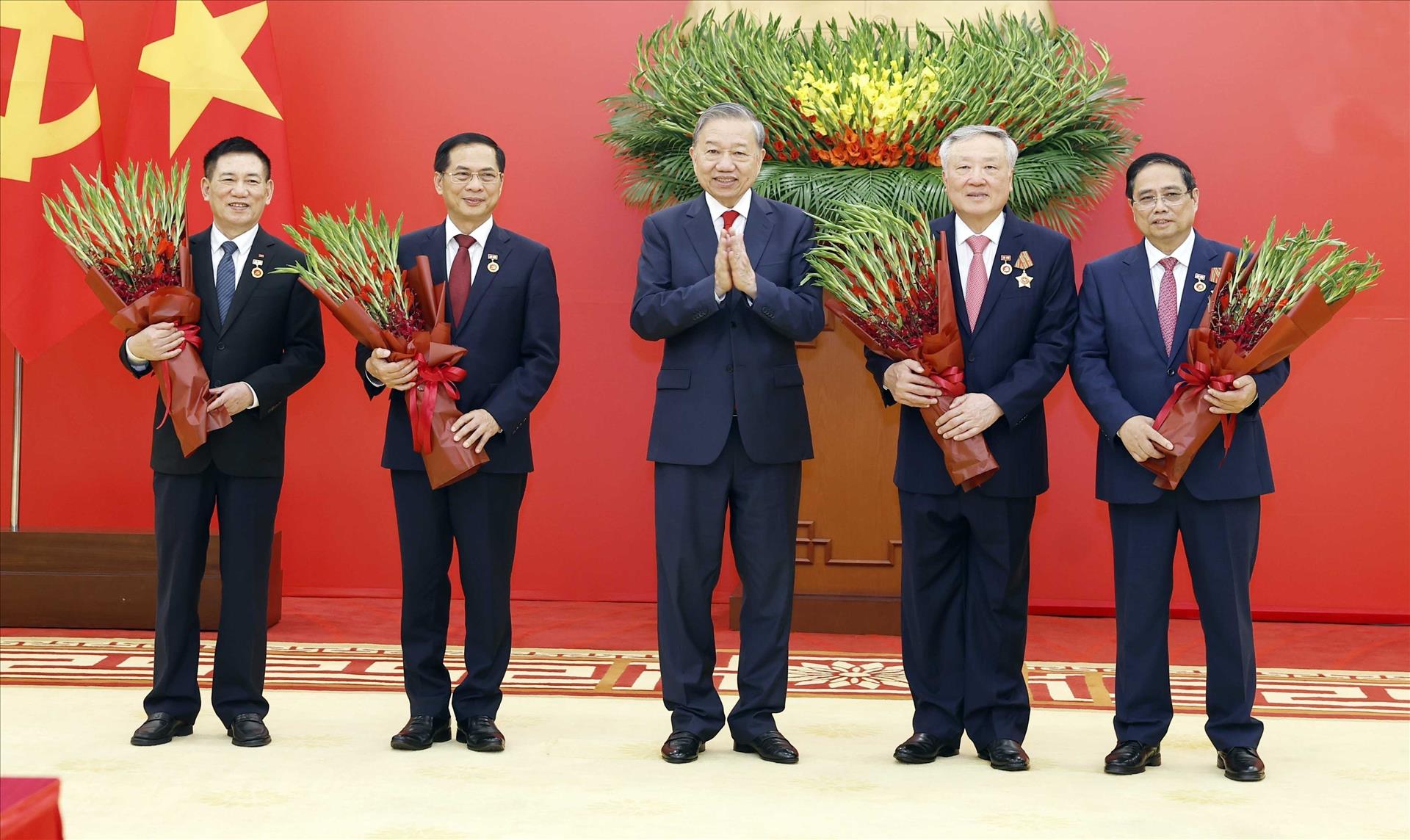 Le secrétaire général To Lam remet des distinctions honorifiques à des dirigeants actuels et anciens
