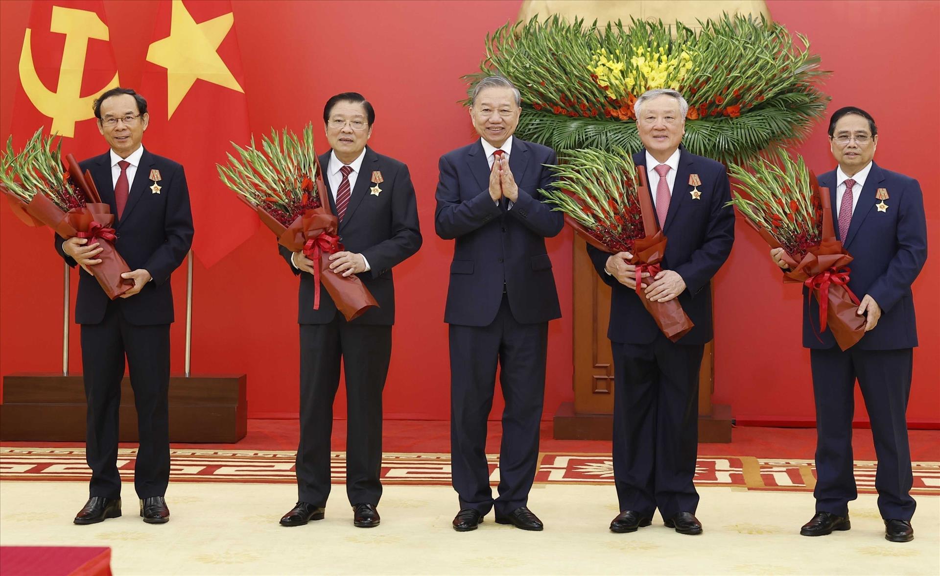Party chief presents elite honours to incumbent, former leaders