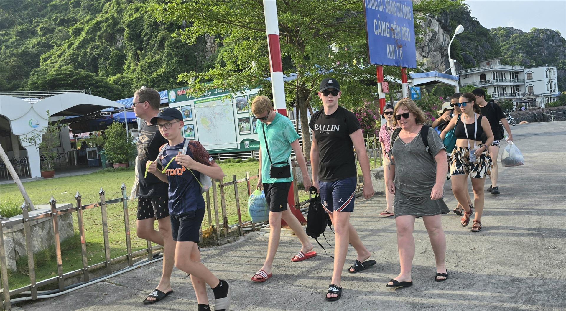 Chính thức mở tuyến du lịch biển xuyên vùng di sản giữa vịnh Hạ Long và vịnh Lan Hạ