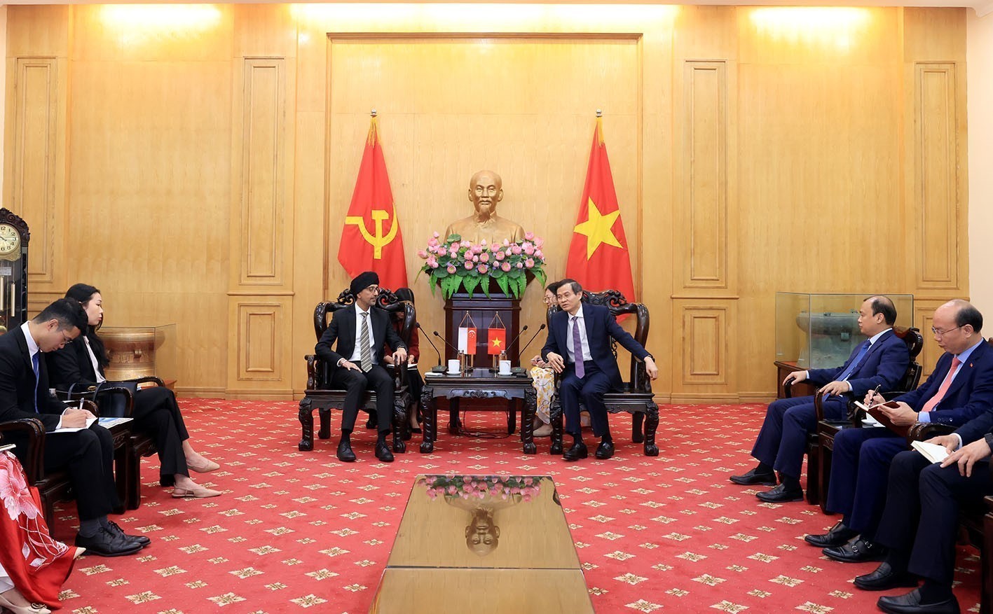 Tăng cường trao đổi hợp tác đào tạo, bồi dưỡng cán bộ cấp chiến lược Việt Nam - Singapore