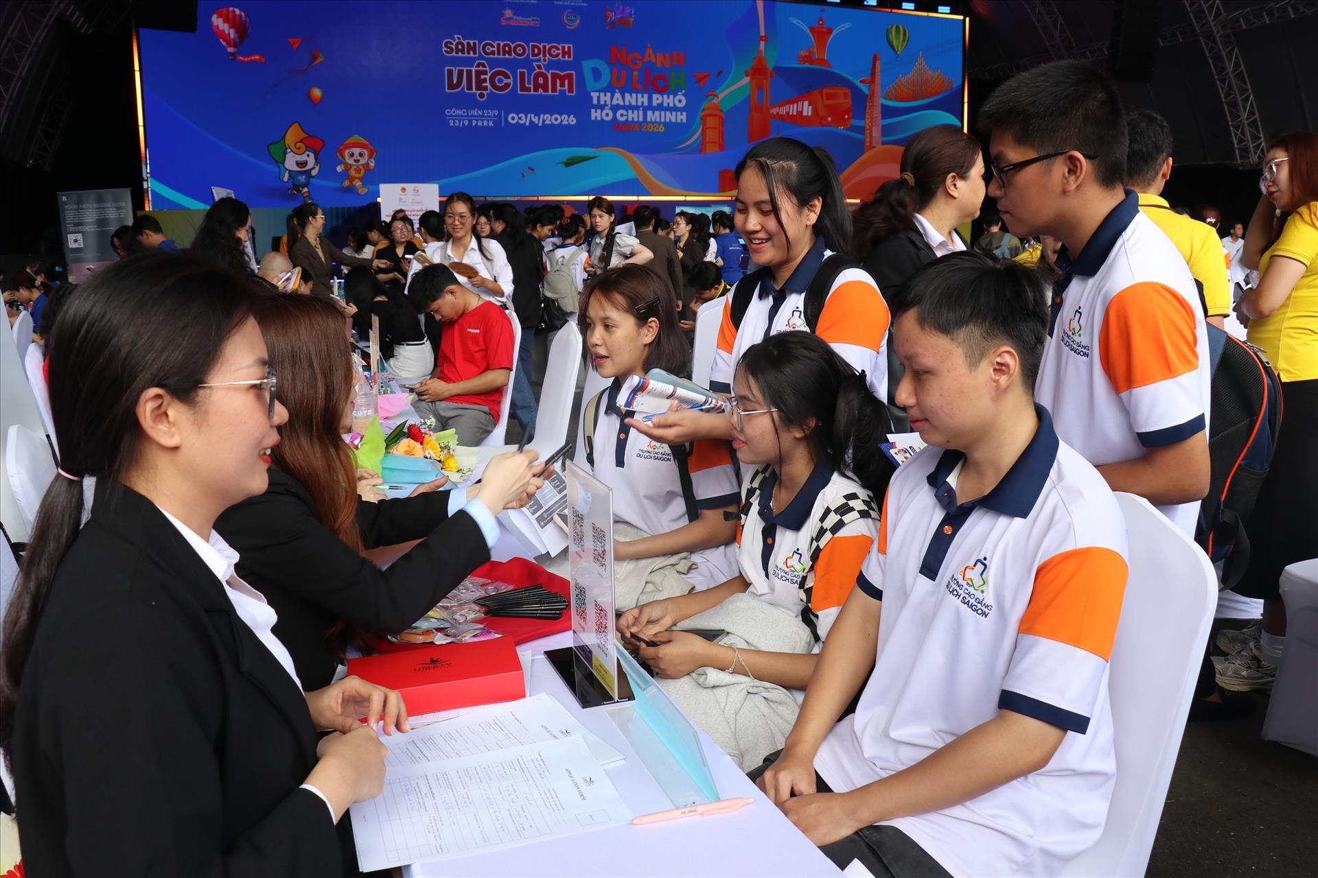 Ngành du lịch Thành phố Hồ Chí Minh tuyển gấp gần 5.000 nhân sự