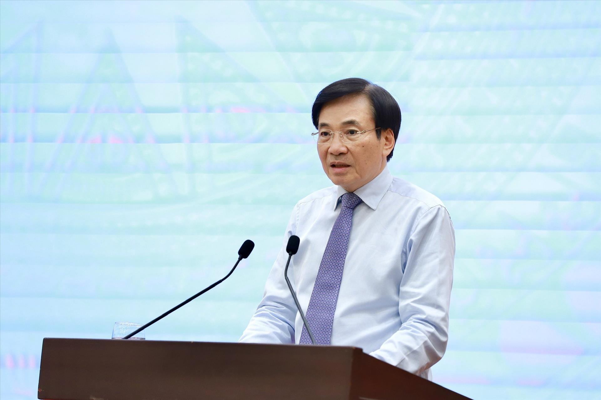 政府例行新闻发布会：大力推动新增长动力