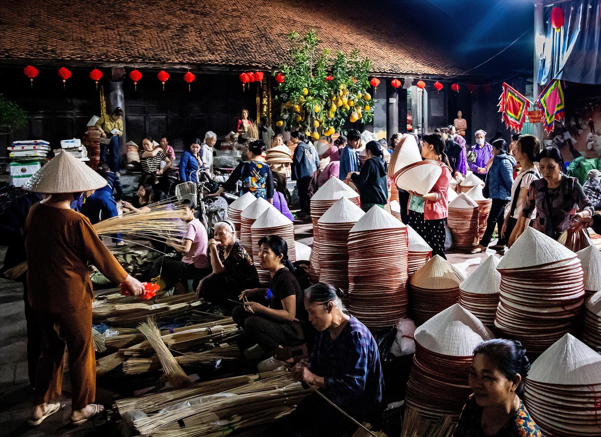 Le marché aux chapeaux coniques du village de Chuông