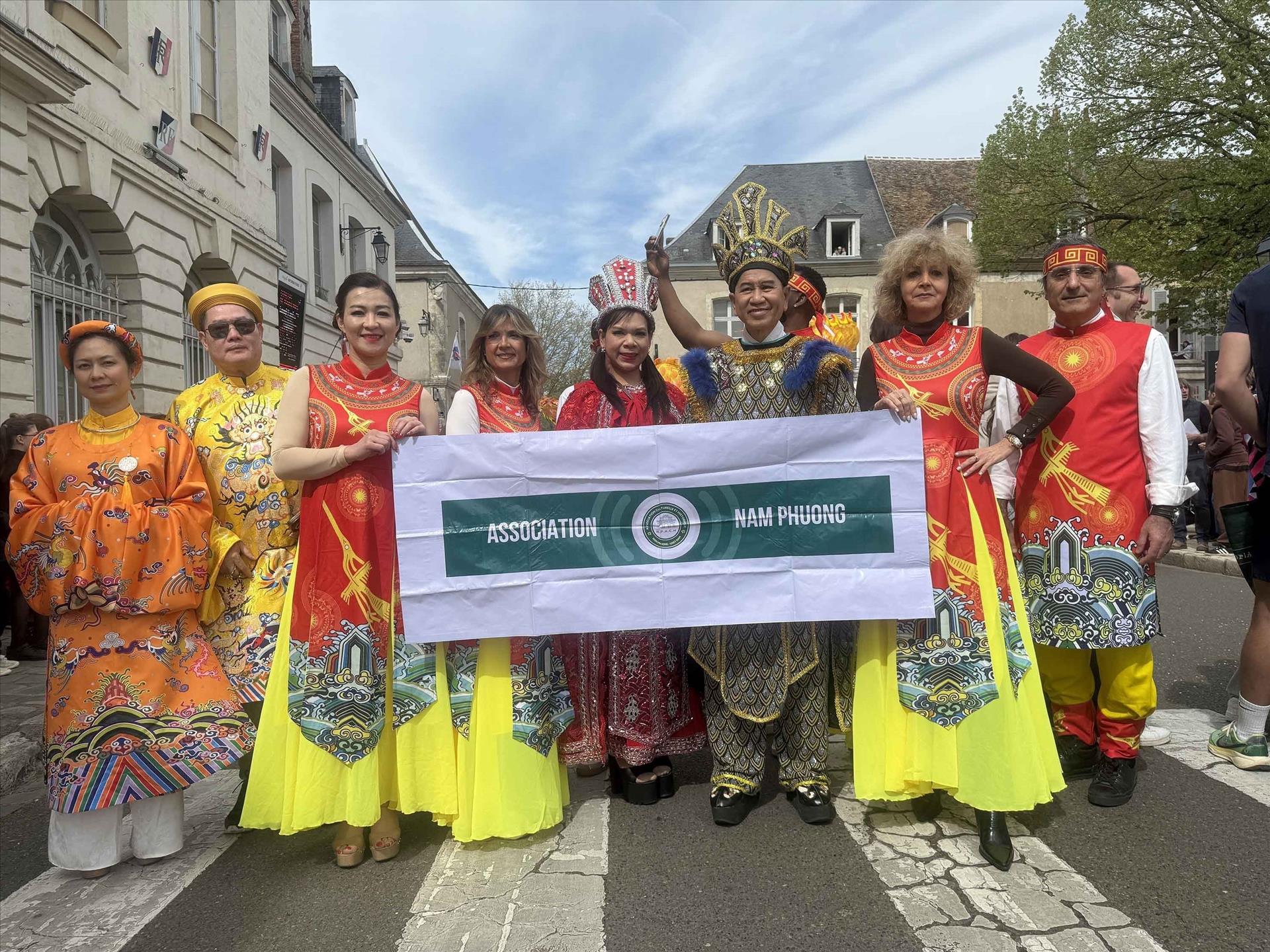 Hình ảnh Việt Nam nổi bật tại lễ diễu hành Châteaudun của Pháp