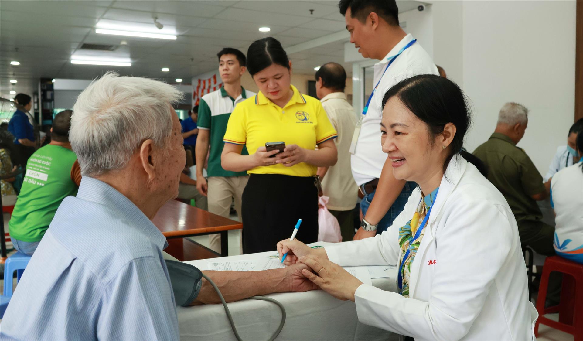 Khám sức khỏe miễn phí cho 16.000 người dân, thúc đẩy đổi mới y tế cơ sở