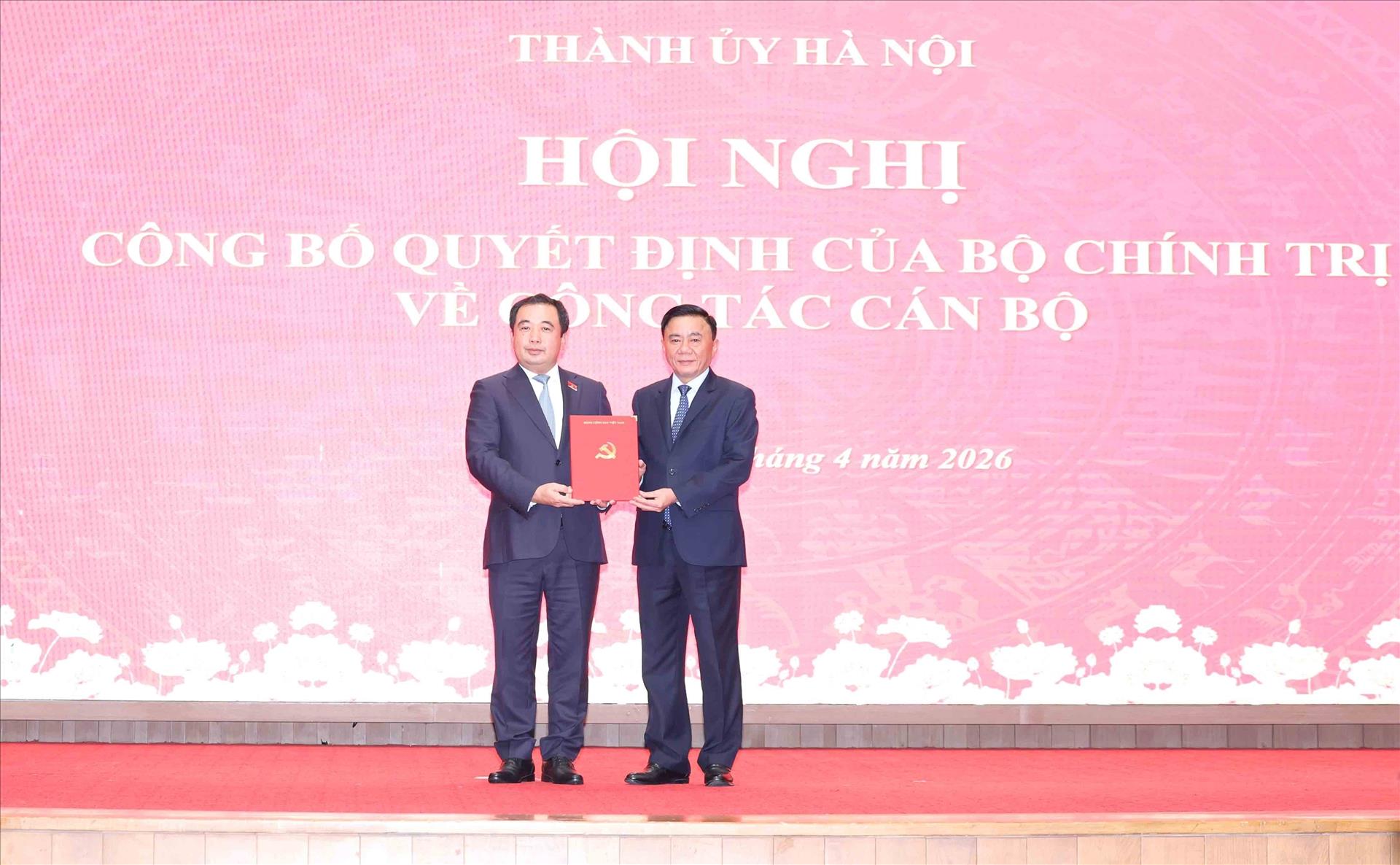 Trao quyết định của Bộ Chính trị phân công, chỉ định đồng chí Trần Đức Thắng giữ chức Bí thư Thành ủy Hà Nội