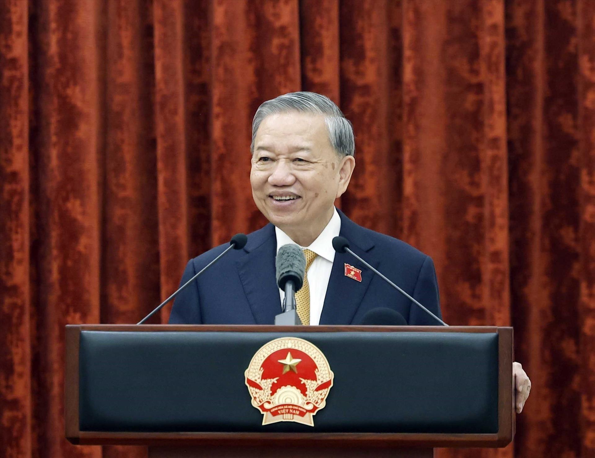 Top leader meets Presidential Office staff after assuming presidency