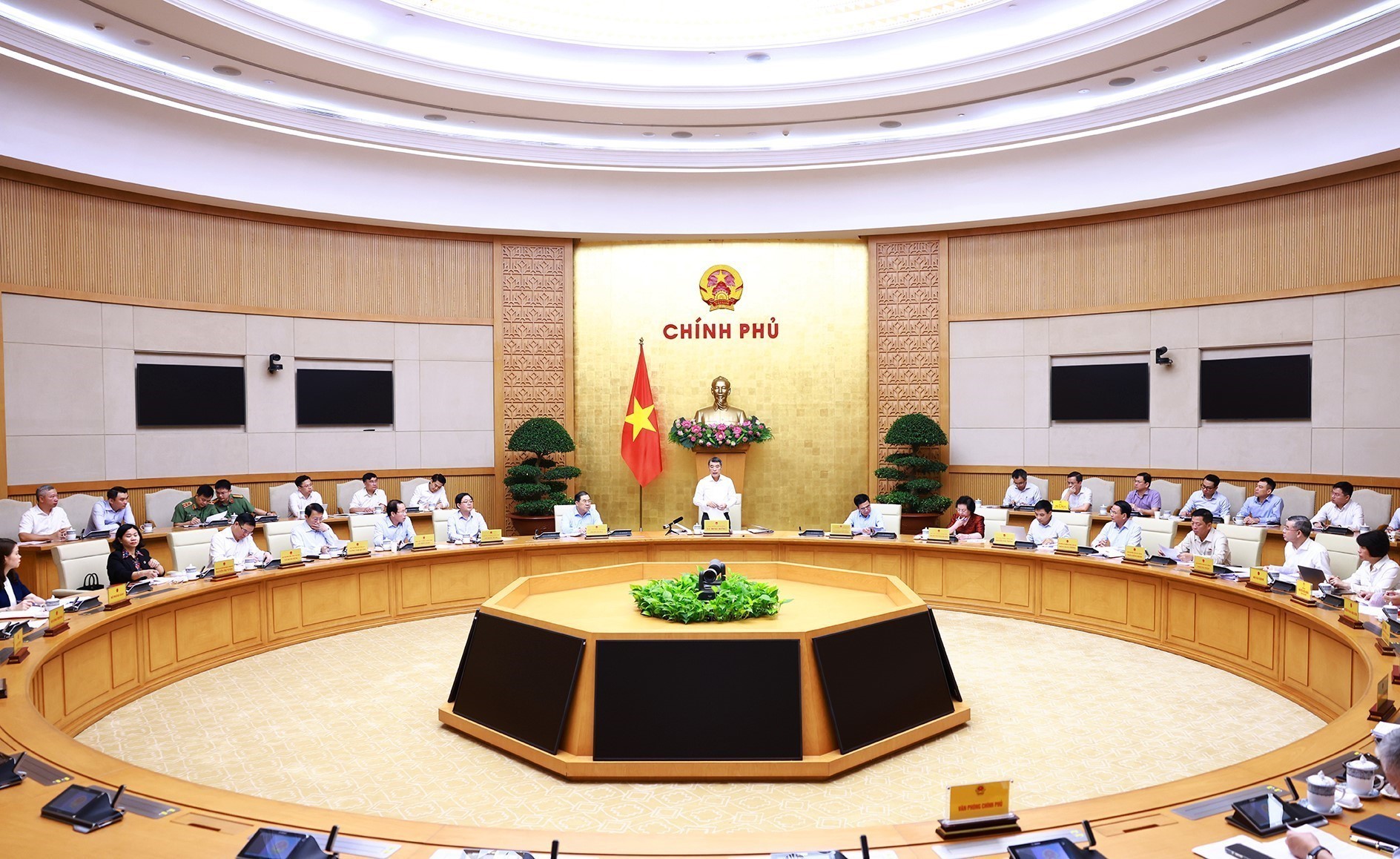 លោកនាយករដ្ឋមន្ត្រី ឡេ មិញហ៊ឹង ដឹកនាំកិច្ចប្រជុំគណៈកម្មាធិការអចិន្ត្រៃយ៍រដ្ឋាភិបាល និងគណៈអចិន្ត្រៃយ៍នៃគណៈកម្មាធិការបក្សរដ្ឋាភិបាល