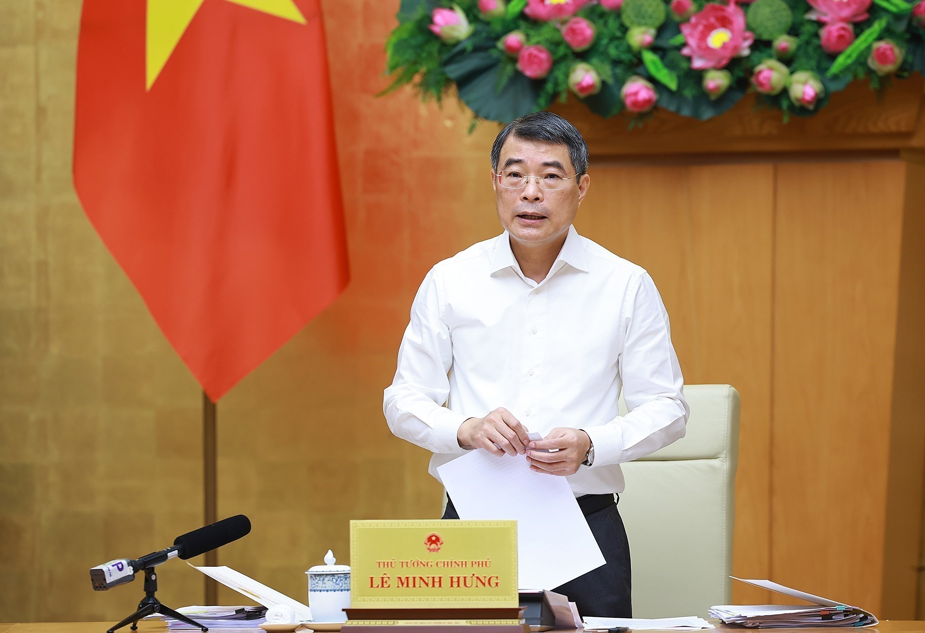 フン首相　政府常務会議および政府党委員会常務会議を主宰