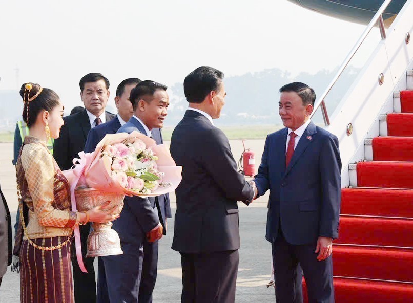 Ủy viên Bộ Chính trị, Thường trực Ban Bí thư Trần Cẩm Tú đến thủ đô Viêng Chăn, bắt đầu thăm chính thức Lào