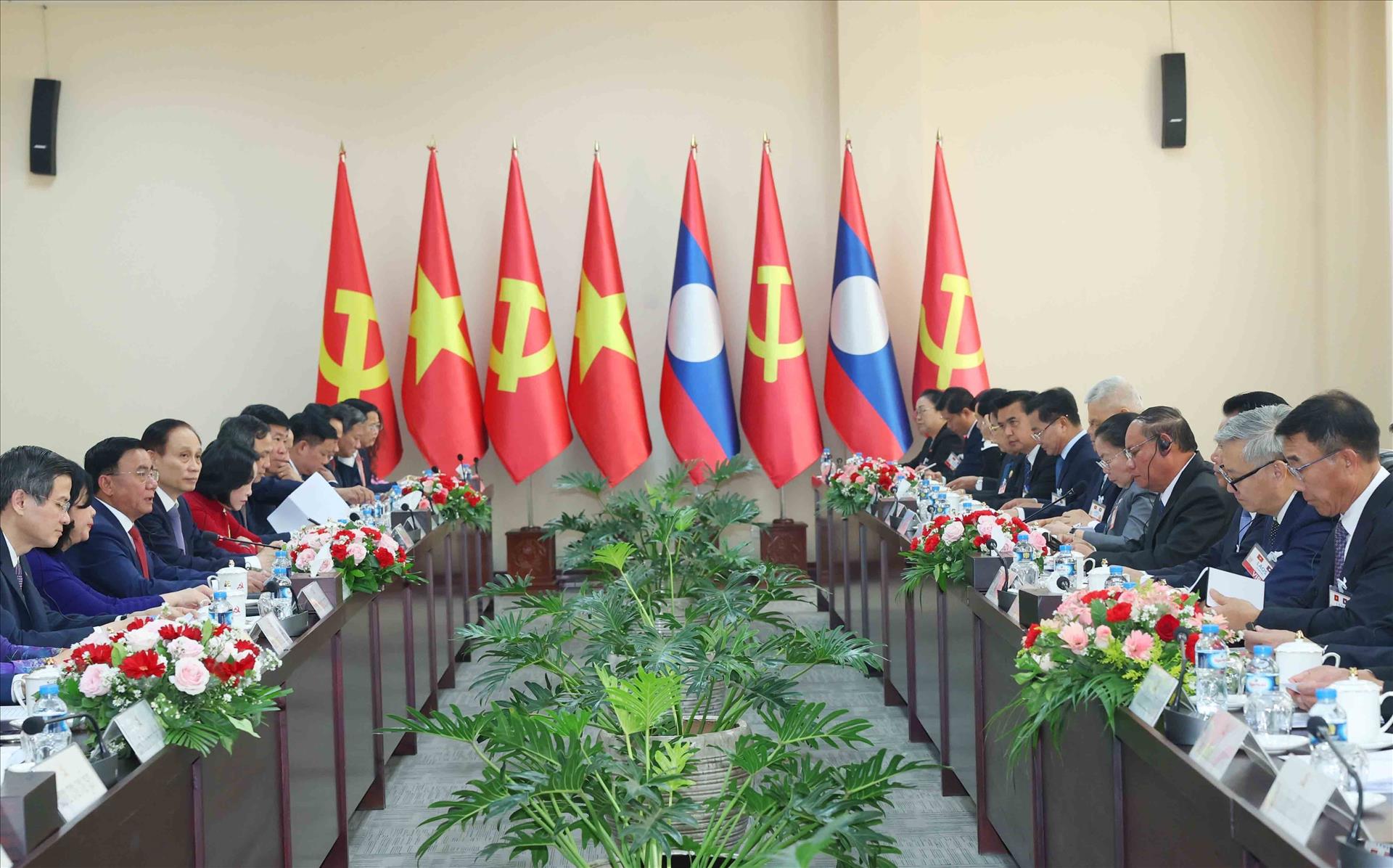 Thường trực Ban Bí thư Trần Cẩm Tú hội đàm với Thường trực Ban Bí thư Trung ương Đảng Nhân dân Cách mạng Lào