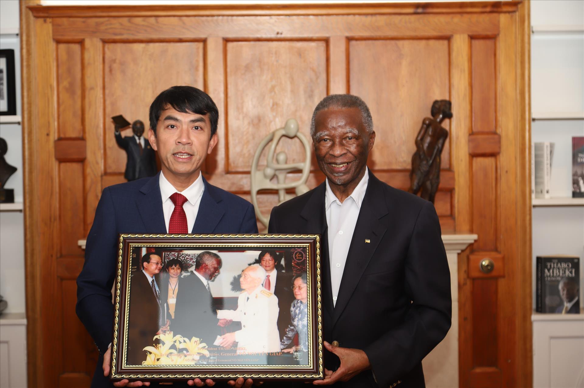 Cadeau de la famille du feu général Vo Nguyên Giap offert à lancien président sud-africain Thabo Mbeki 