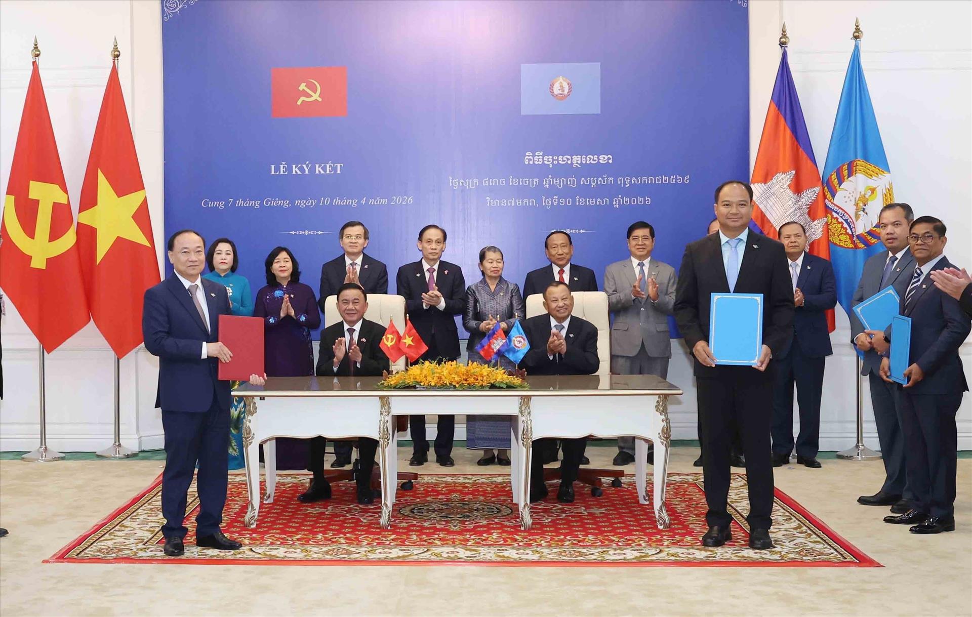 Ủy viên Bộ Chính trị, Thường trực Ban Bí thư Trần Cẩm Tú chứng kiến Lễ trao các văn kiện hợp tác Việt Nam – Campuchia