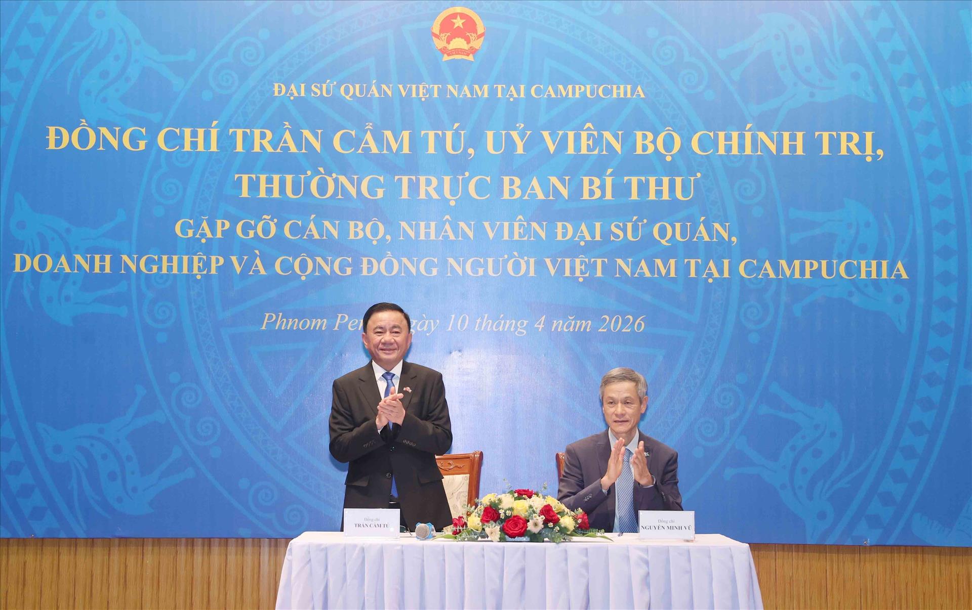 Thường trực Ban Bí thư Trần Cẩm Tú gặp gỡ cộng đồng người Việt Nam tại Campuchia
