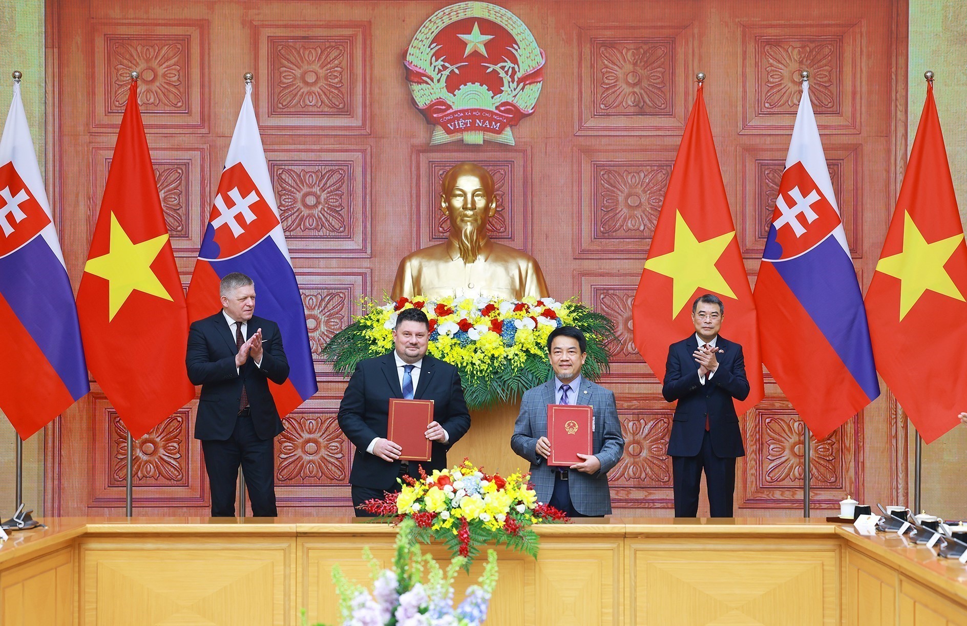 Премьер-министры Вьетнама и Словакии стали свидетелями обмена документами и провели совместный брифинг для прессы