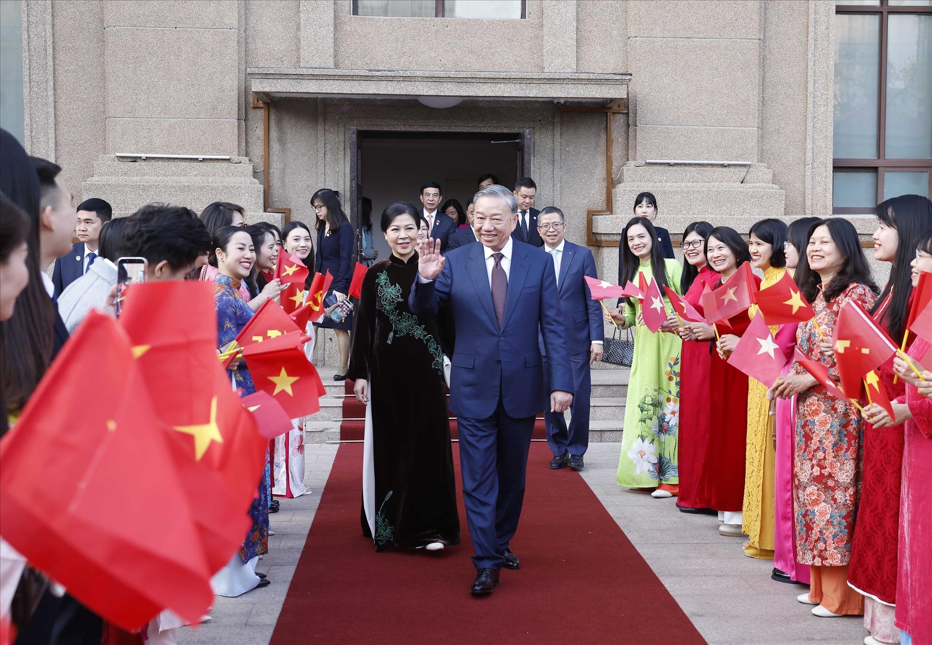 Tổng Bí thư, Chủ tịch nước Tô Lâm gặp gỡ cán bộ các cơ quan đại diện và cộng đồng người Việt Nam tại Trung Quốc