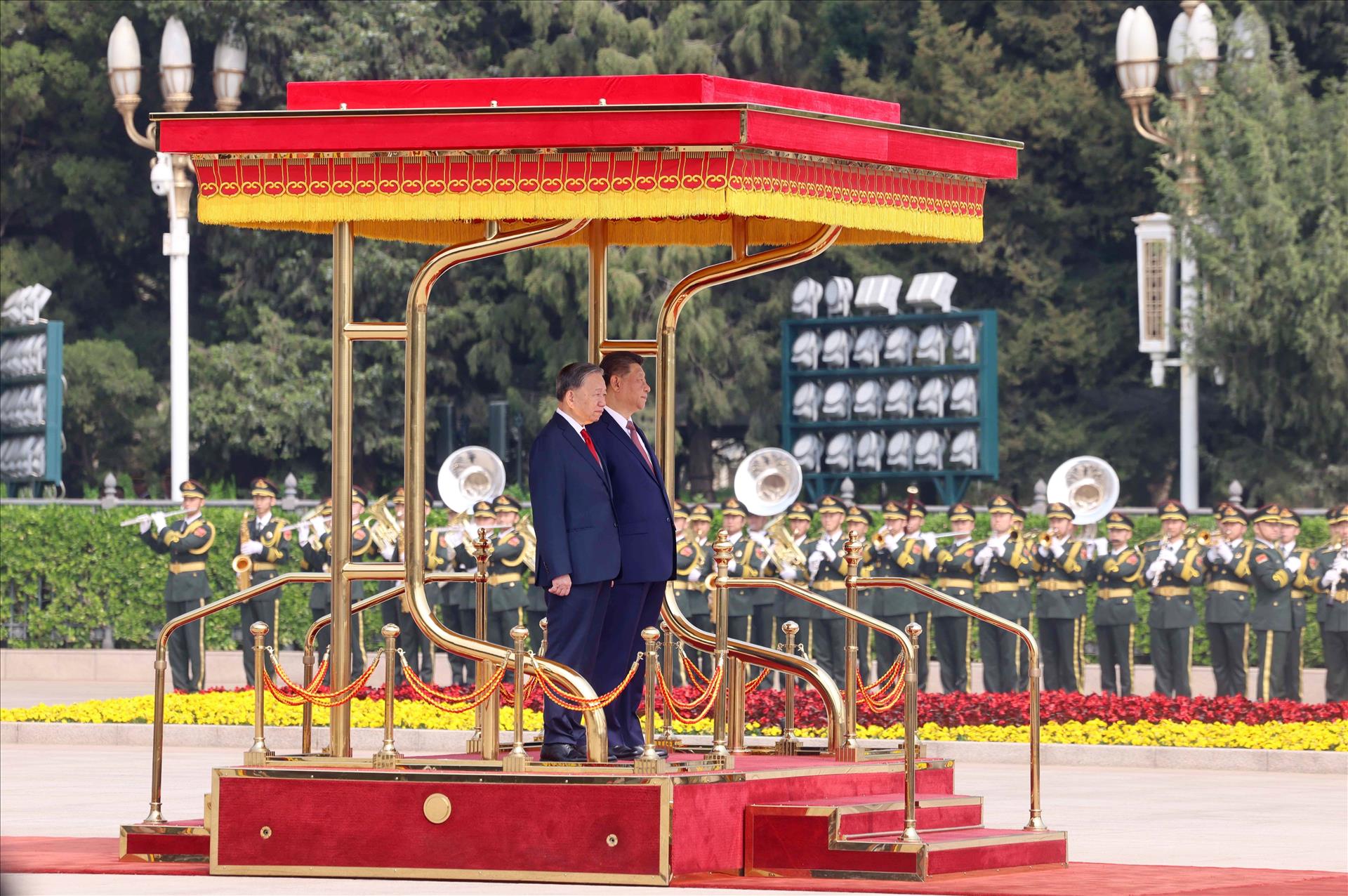 習近平主席、トー・ラム書記長・国家主席の公式歓迎式典を主宰　首脳会談も実施