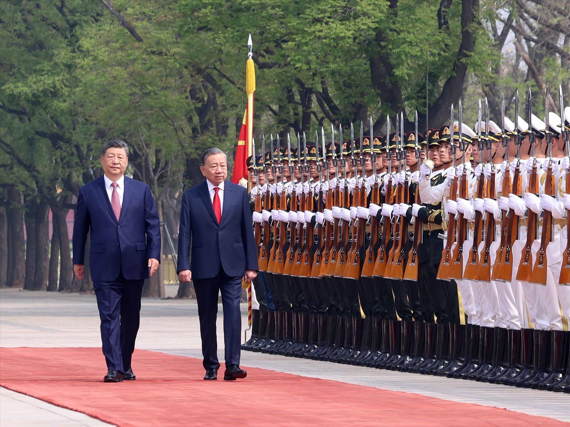 Le SG du PCC et président chinois Xi Jinping préside la cérémonie daccueil officielle de son homologue vietnamien à Pékin