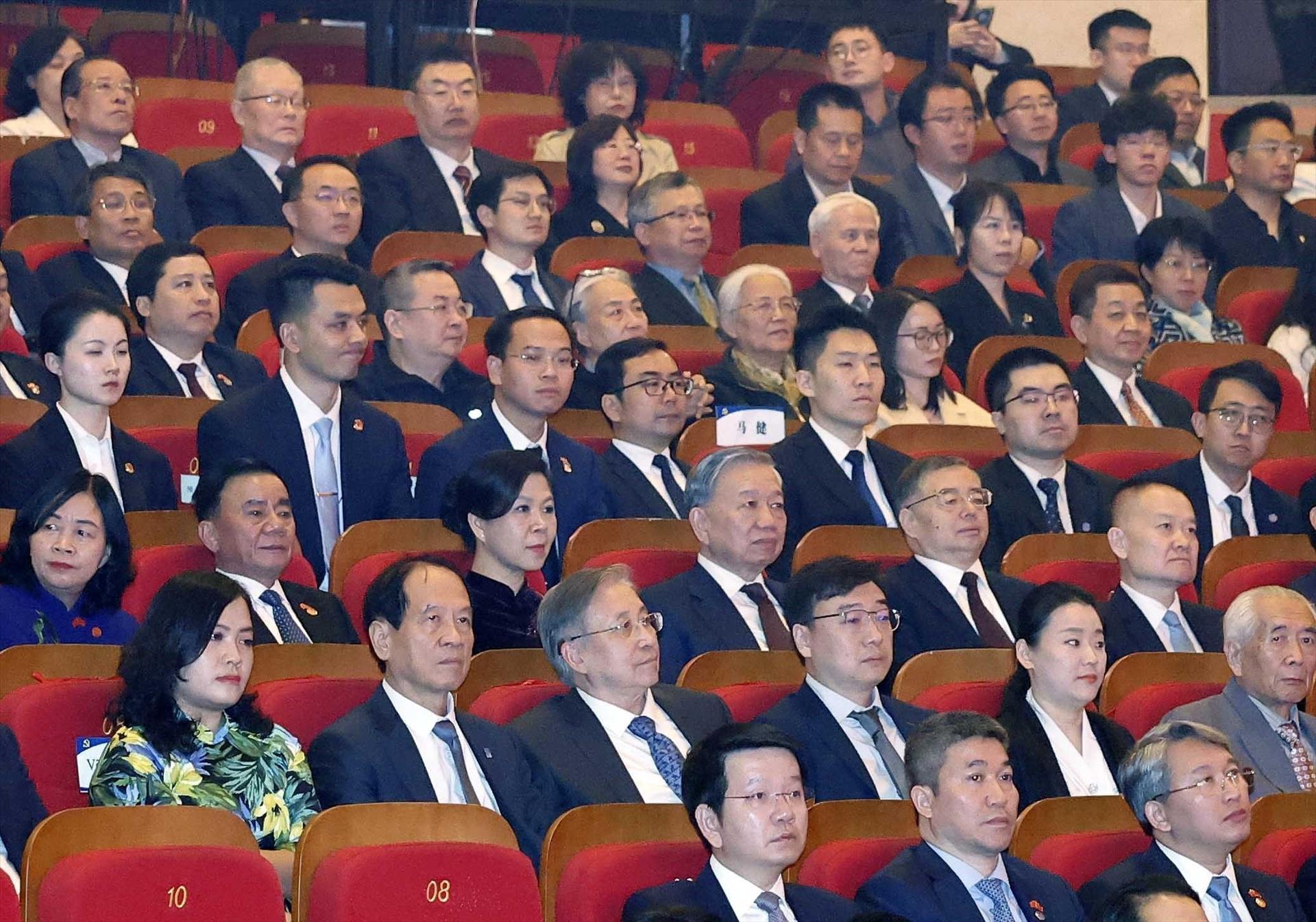 越共中央总书记、国家主席苏林出席中越友好专场文艺演出