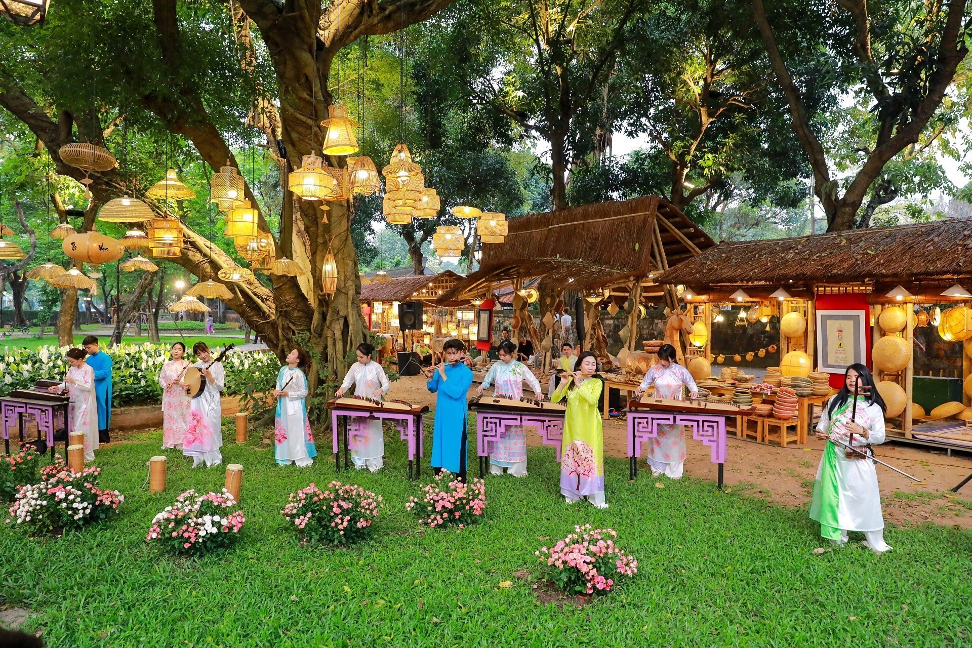 À Hanoi, le Temple de la Littérature convie les lumières en son jardin