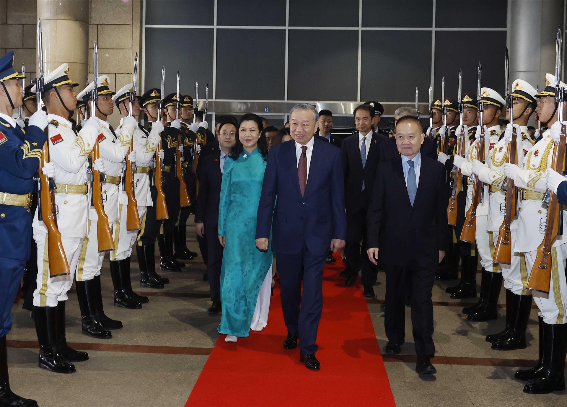 Líder vietnamita continúa visita a China con agenda centrada en cooperación ferroviaria